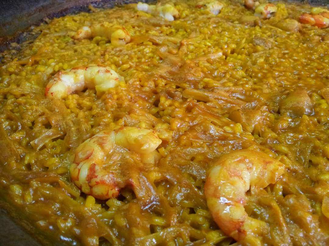 ARROZ DEL SEÑORET CON LANGOSTINOS, RAPE Y AJOS TIERNOS.