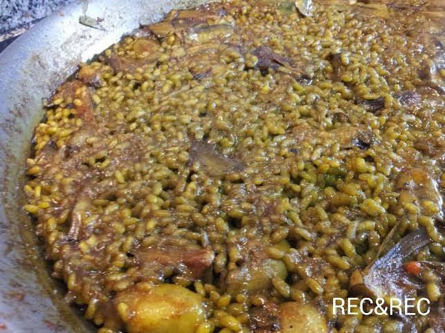 ARROZ CON CHIPIRONES Y ALCACHOFAS. APURANDO LA TEMPORADA.