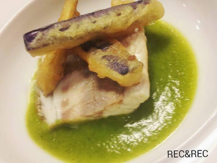 LUBINA CON CREMA DE CALABACÍN Y BERENJENA EN TEMPURA.