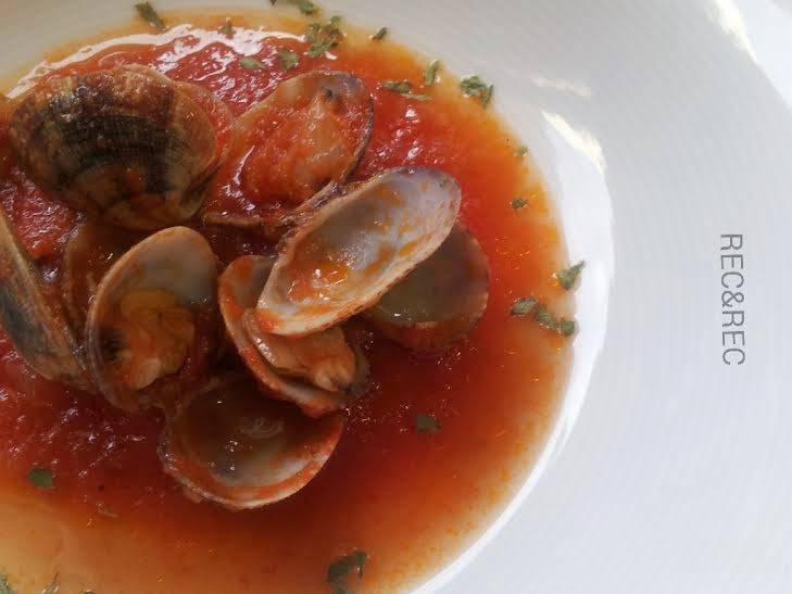 ALMEJAS MARINERAS CON TOMATE.