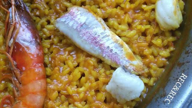 ARROZ CON GAMBA RALLADA, RAPE Y SALMONETES. EXQUISITA.