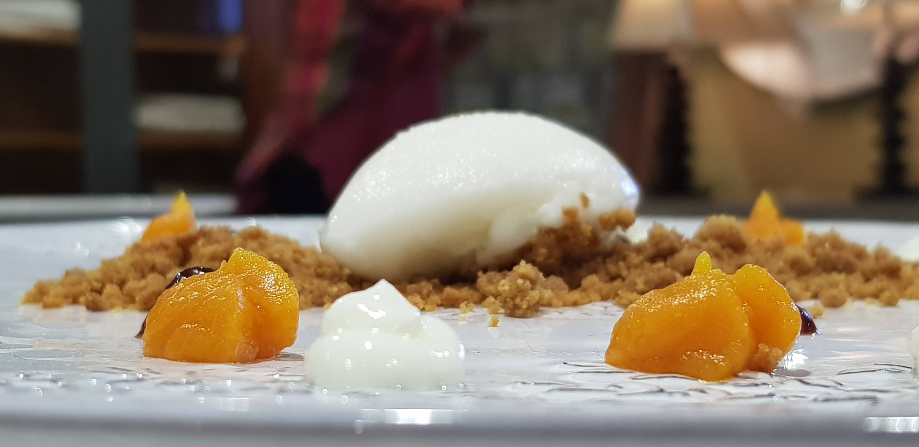TIERRA DE GALLETA CON CREMOSO DE QUESO, CALABAZA Y HELADO DE LIMÓN