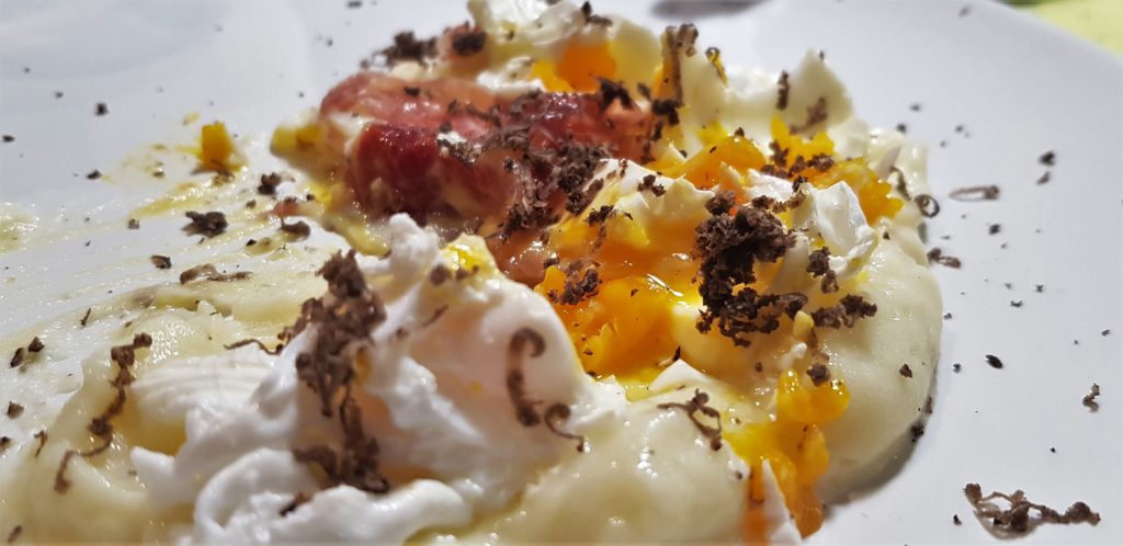 huevos rotos huevos rotos con trufa y parmentier de patata