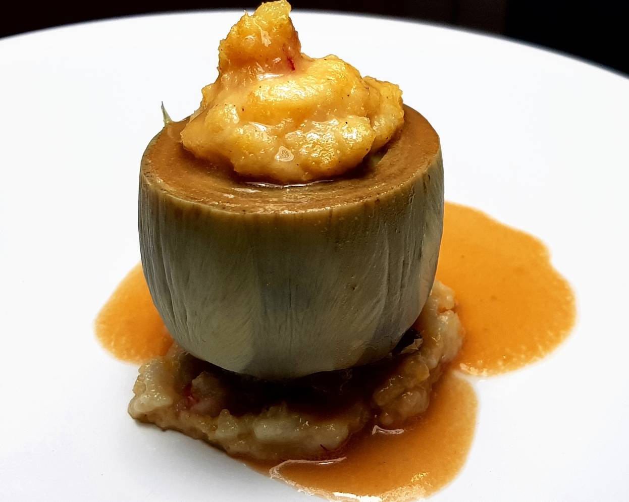 ALCACHOFAS RELLENAS DE NAPICOL Y JUGO DE CARABINEROS.