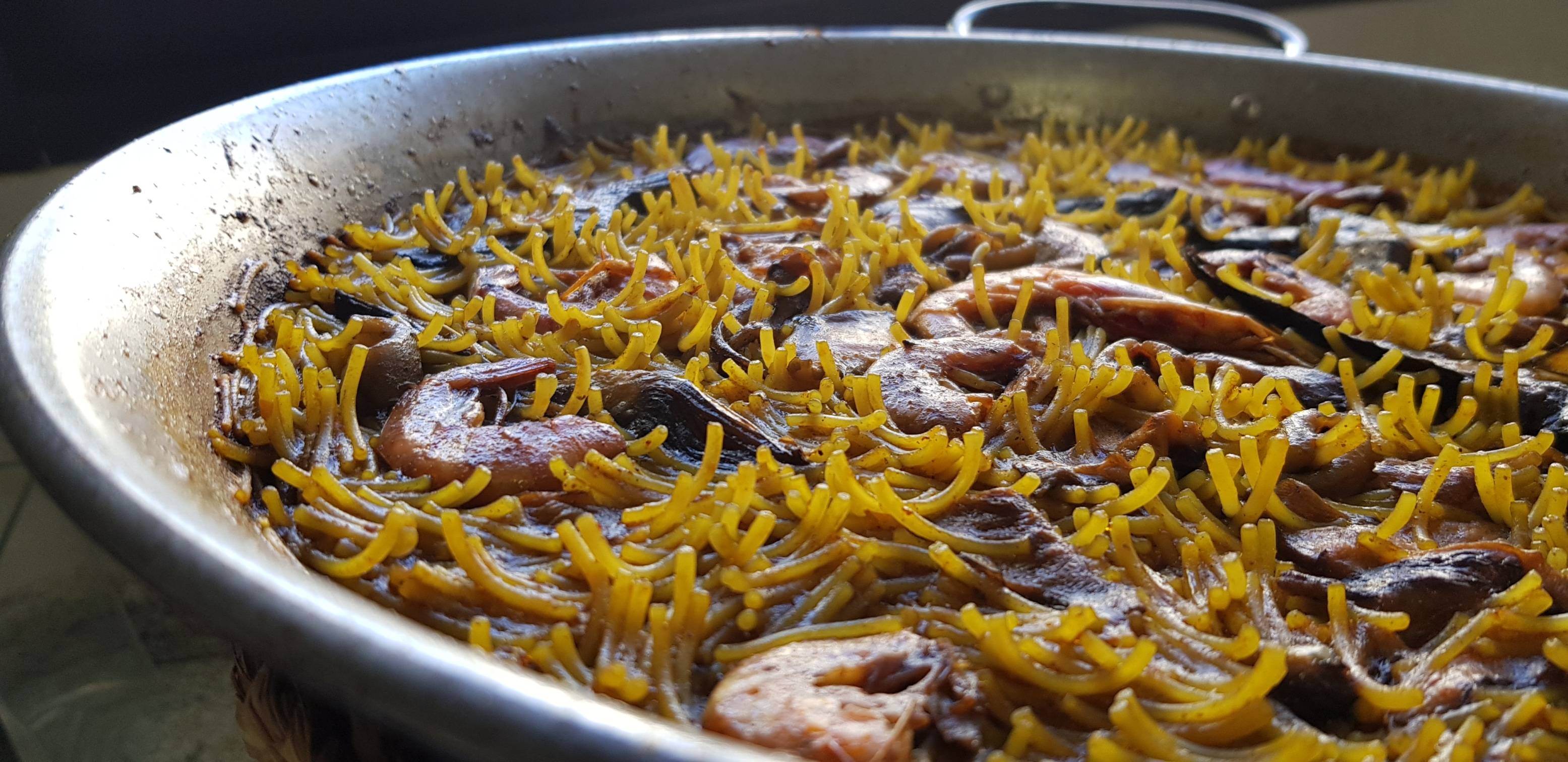 FIDEUÀ DE GAMBA RAYADA, ALCACHOFAS Y SETAS. ALUCINANTE
