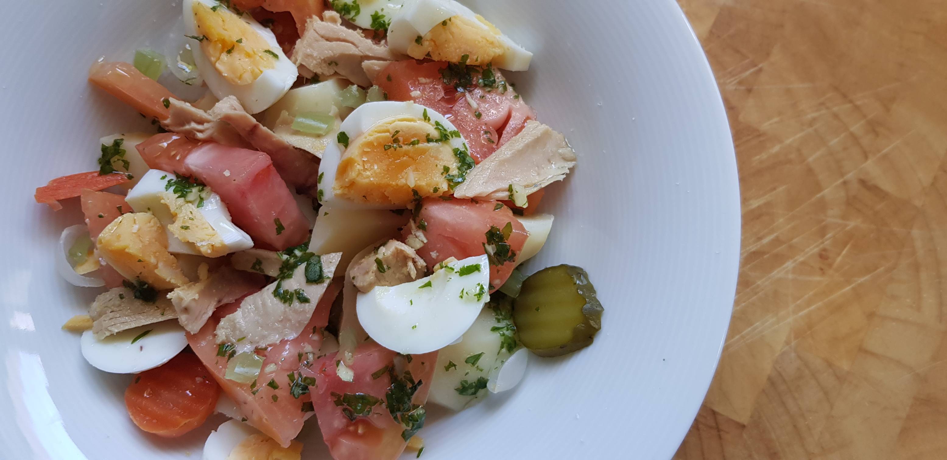 ENSALADA CON ENCURTIDOS Y VINAGRETA DE ALBAHACA.