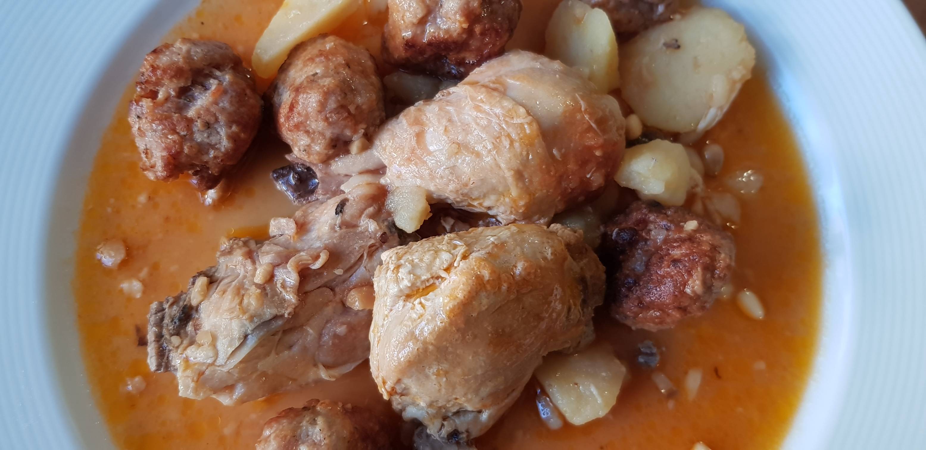GUISO DE POLLO CON ALBÓNDIGAS. UN CLÁSICO.