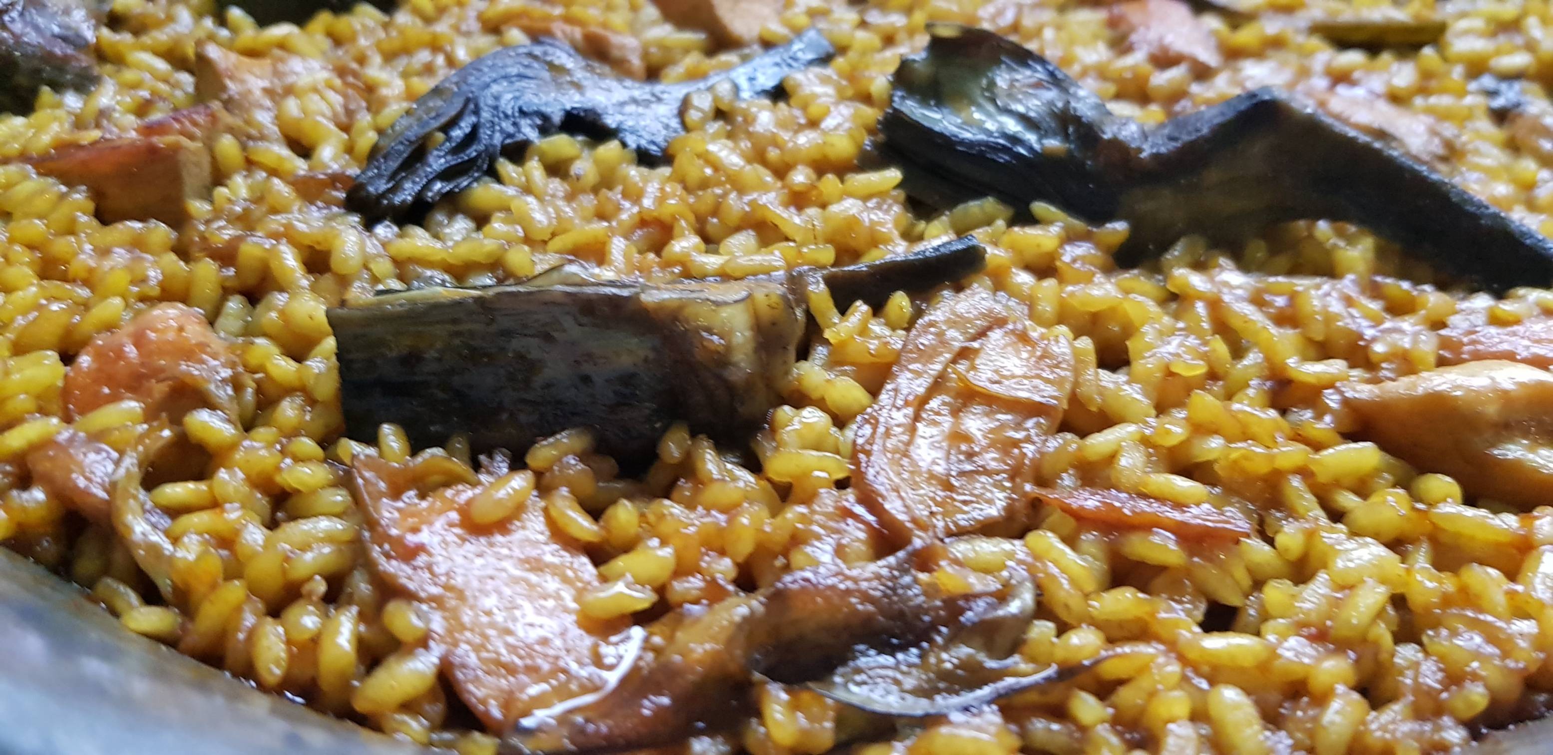 ARROZ CON POLLO Y ALCACHOFAS. DE TEMPORADA.