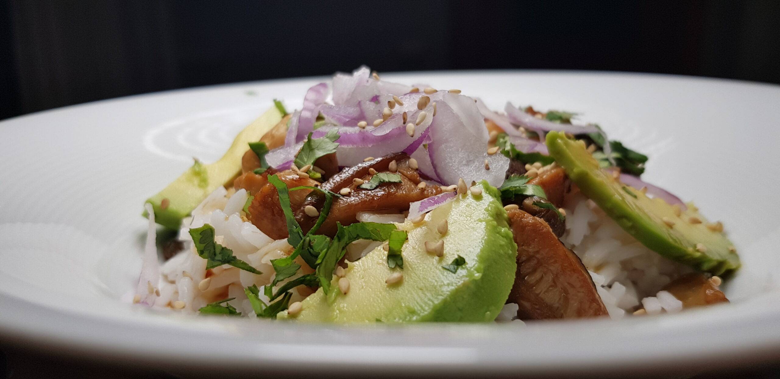 POKE DE POLLO Y SETAS. EL POKE ESTÁ DE MODA.