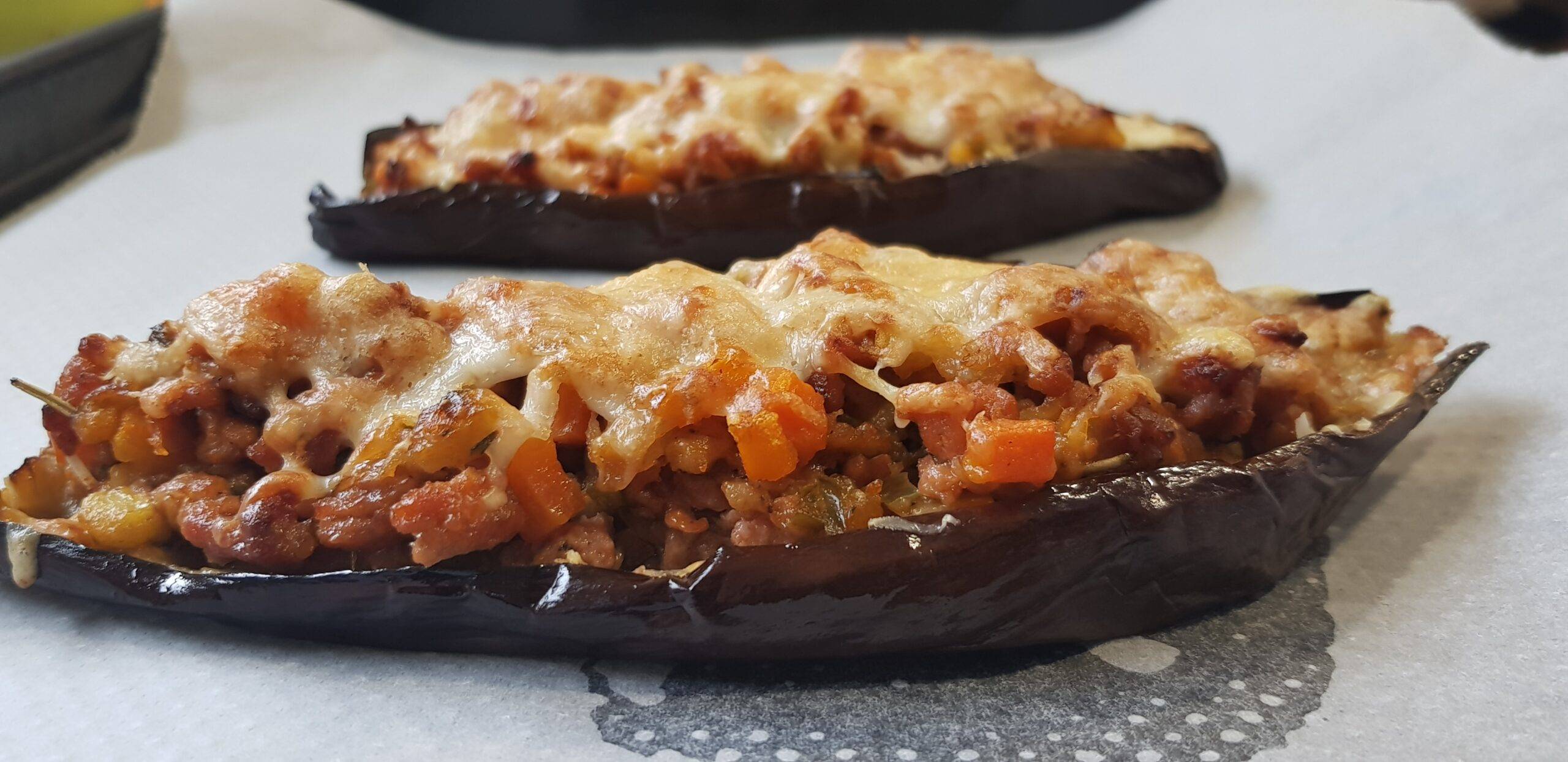BERENJENAS RELLENAS DE CARNE Y VERDURAS.