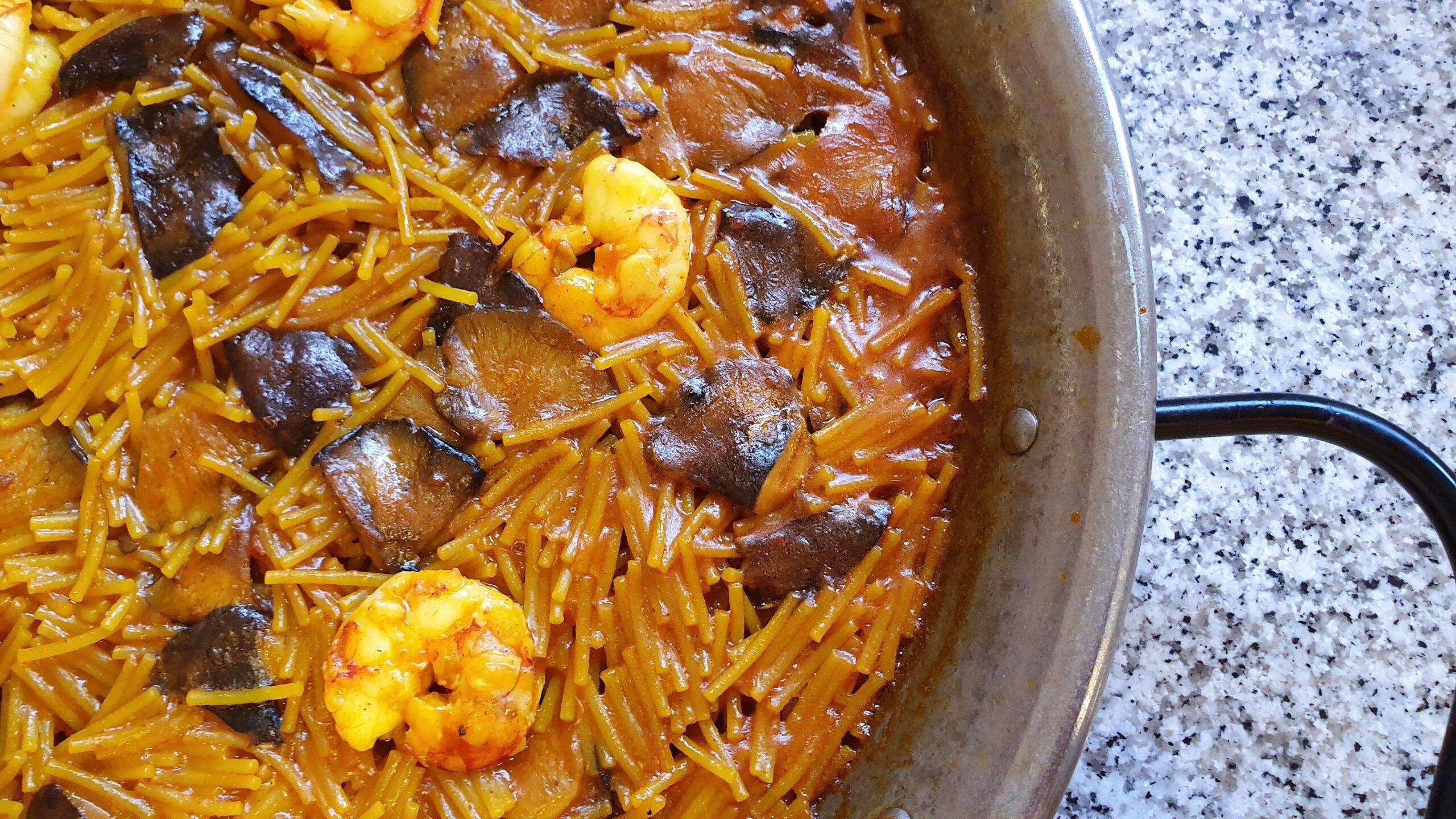 FIDEUA CON GAMBONES Y SETAS. ASÍ SIN MÁS.
