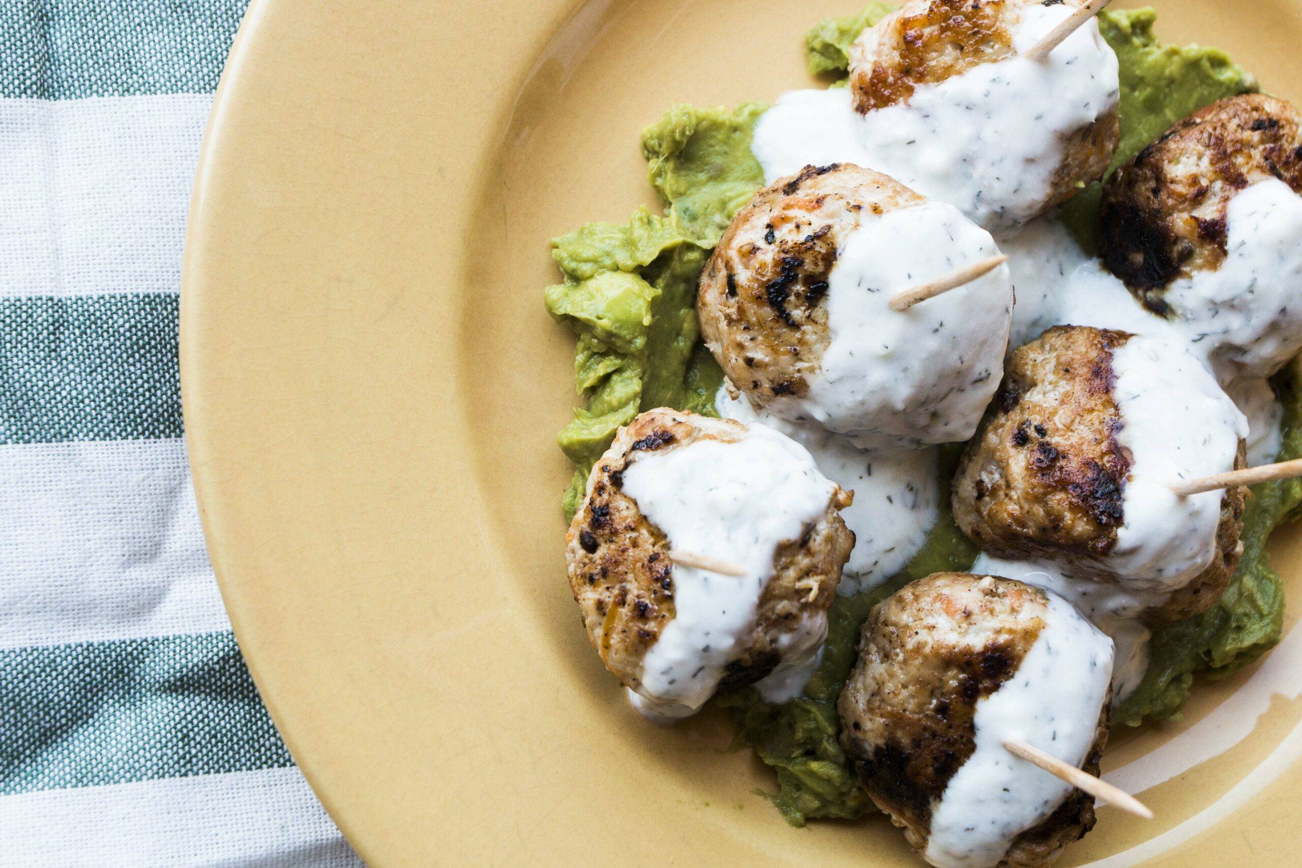 PINCHOS DE ALBÓNDIGAS DE POLLO Y SALSA DE YOGUR.