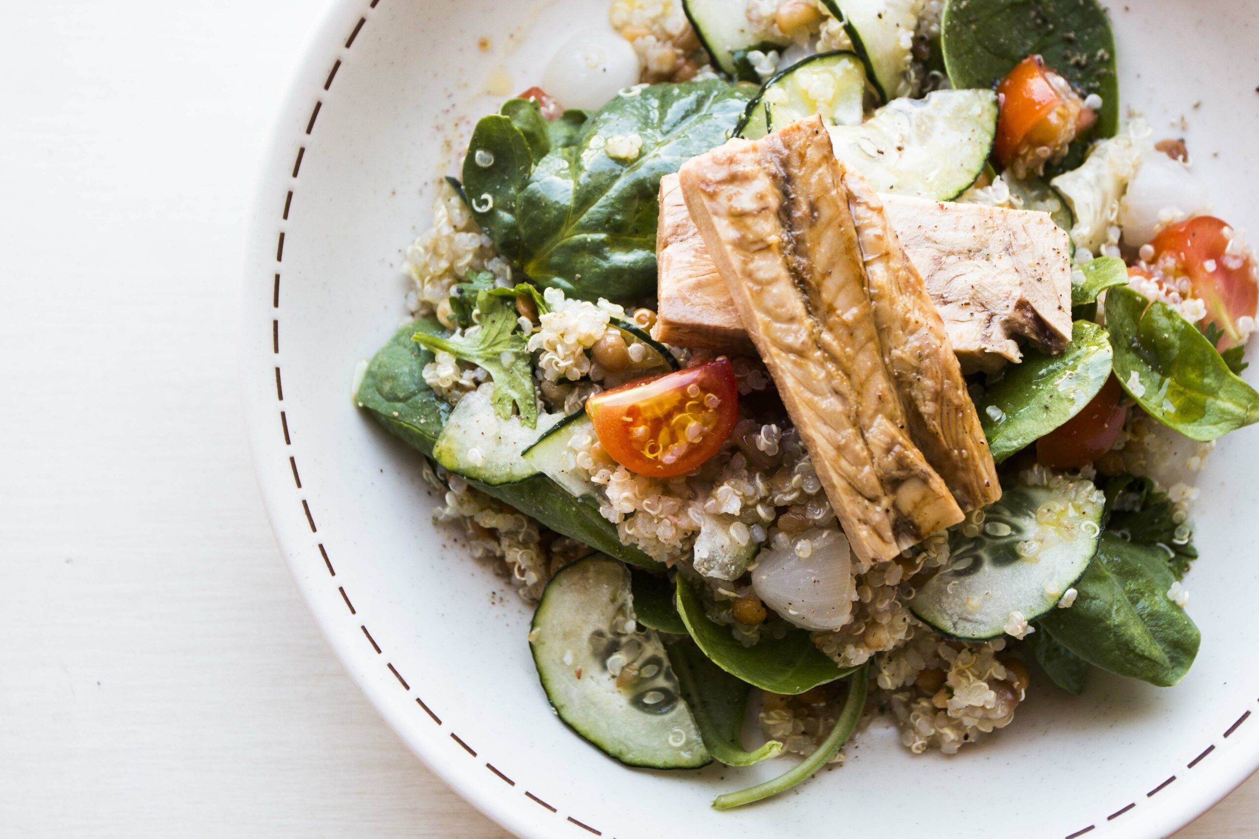 ENSALADA DE QUINOA Y CEBOLLITAS ENCURTIDAS CON BONITO.