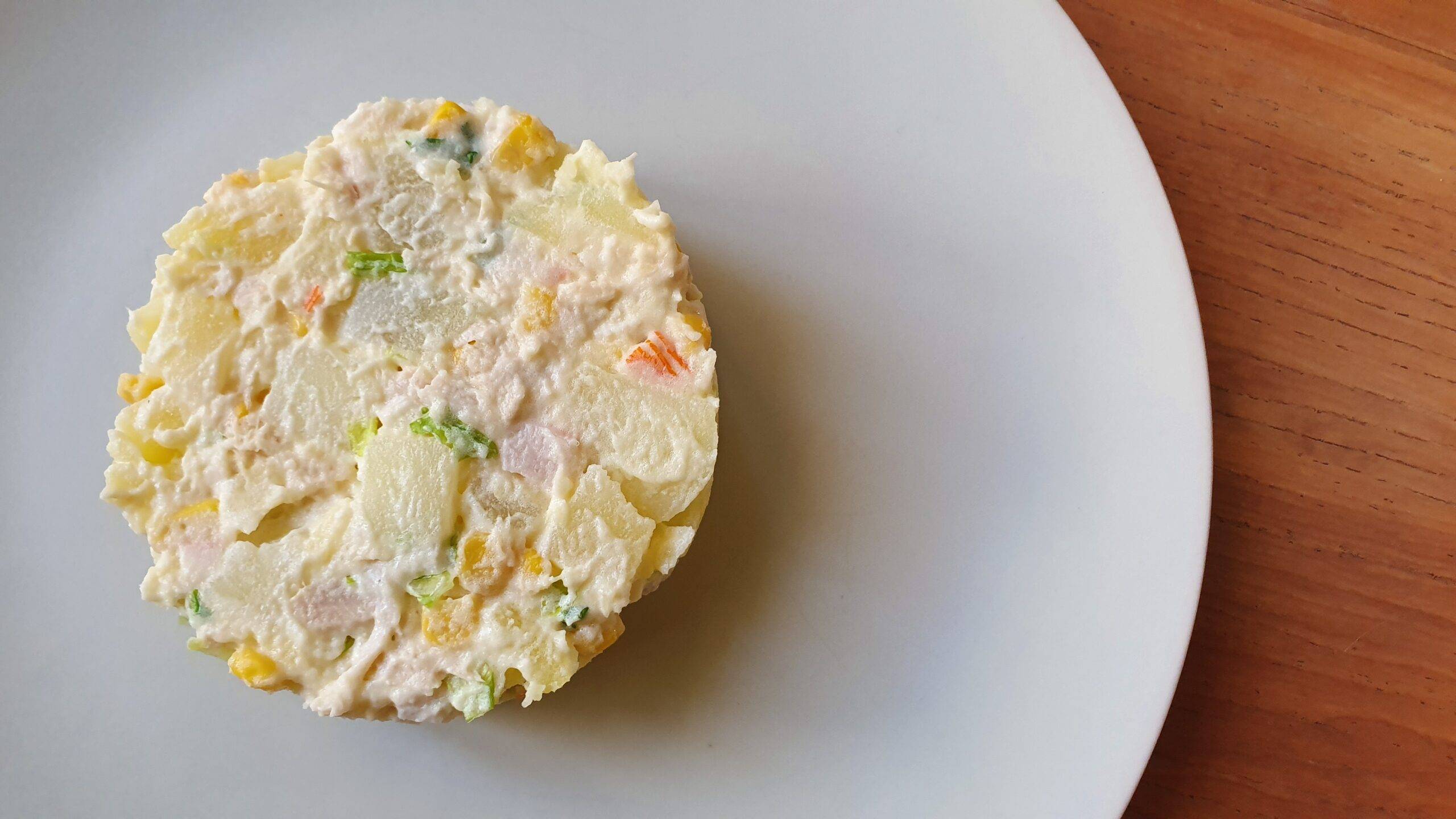 ENSALADILLA CON PALITOS DE CANGREJO Y BONITO.