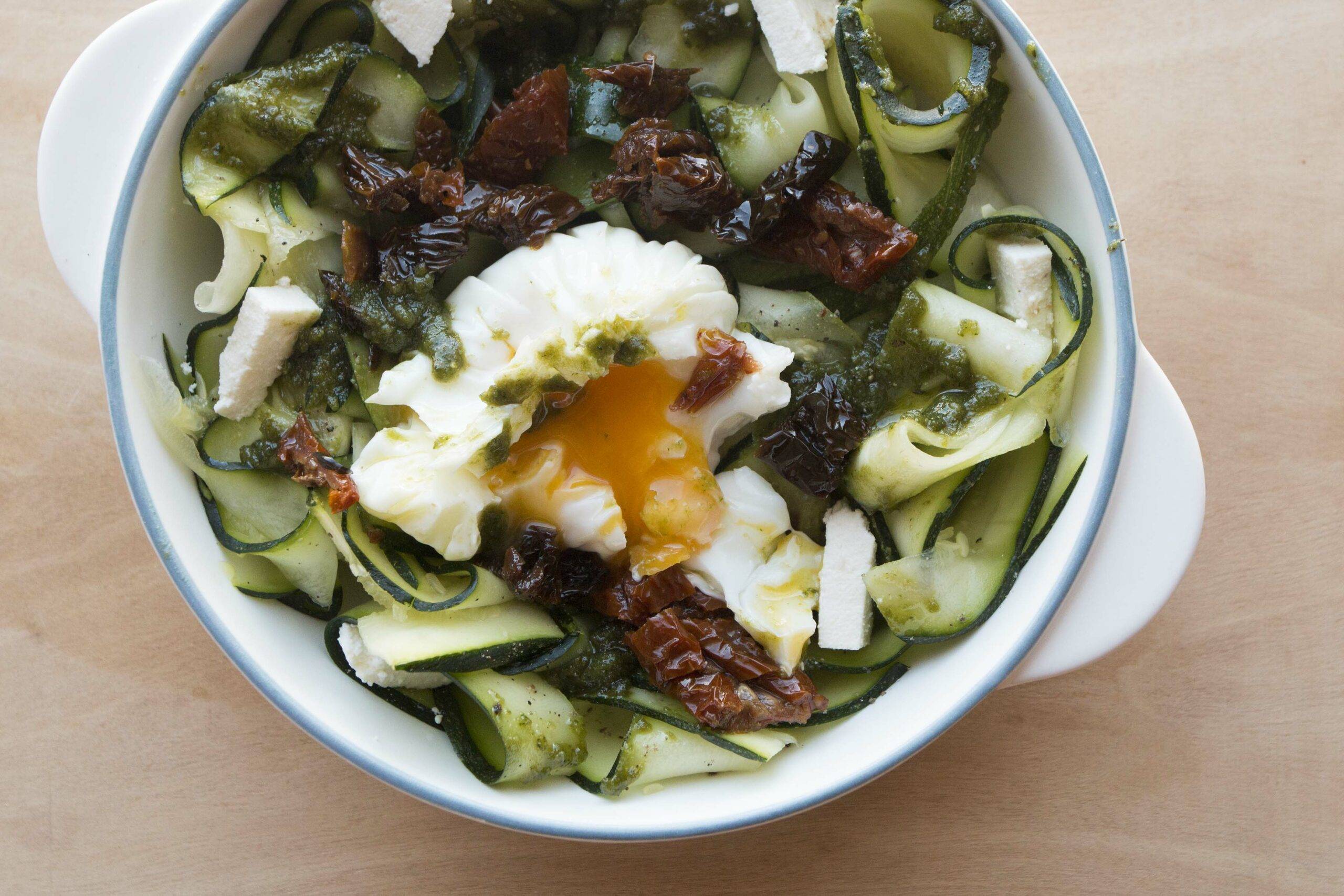 CINTAS DE CALABACÍN CON PESTO Y HUEVO POCHÉ. VIAJE A ÍTACA.