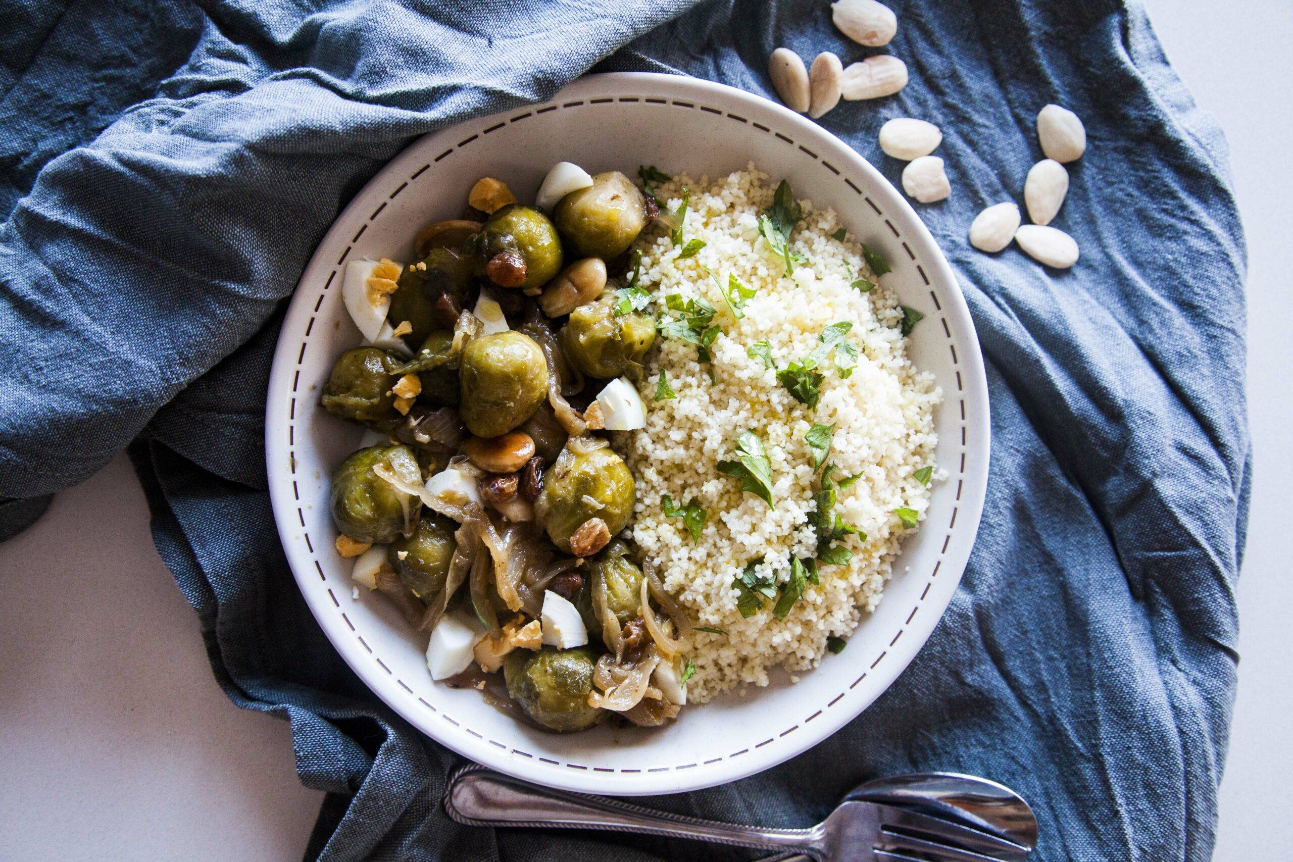COUS COUS CON COLES DE BRUSELAS, PASAS Y ALMENDRAS. EL MURO.