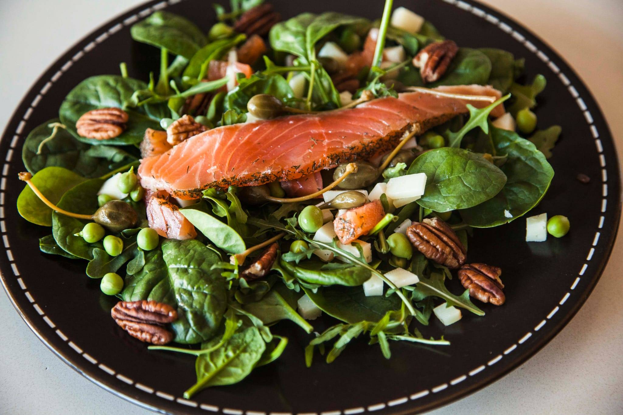 ENSALADA DE ESPINACAS CON SALMÓN MARINADO.