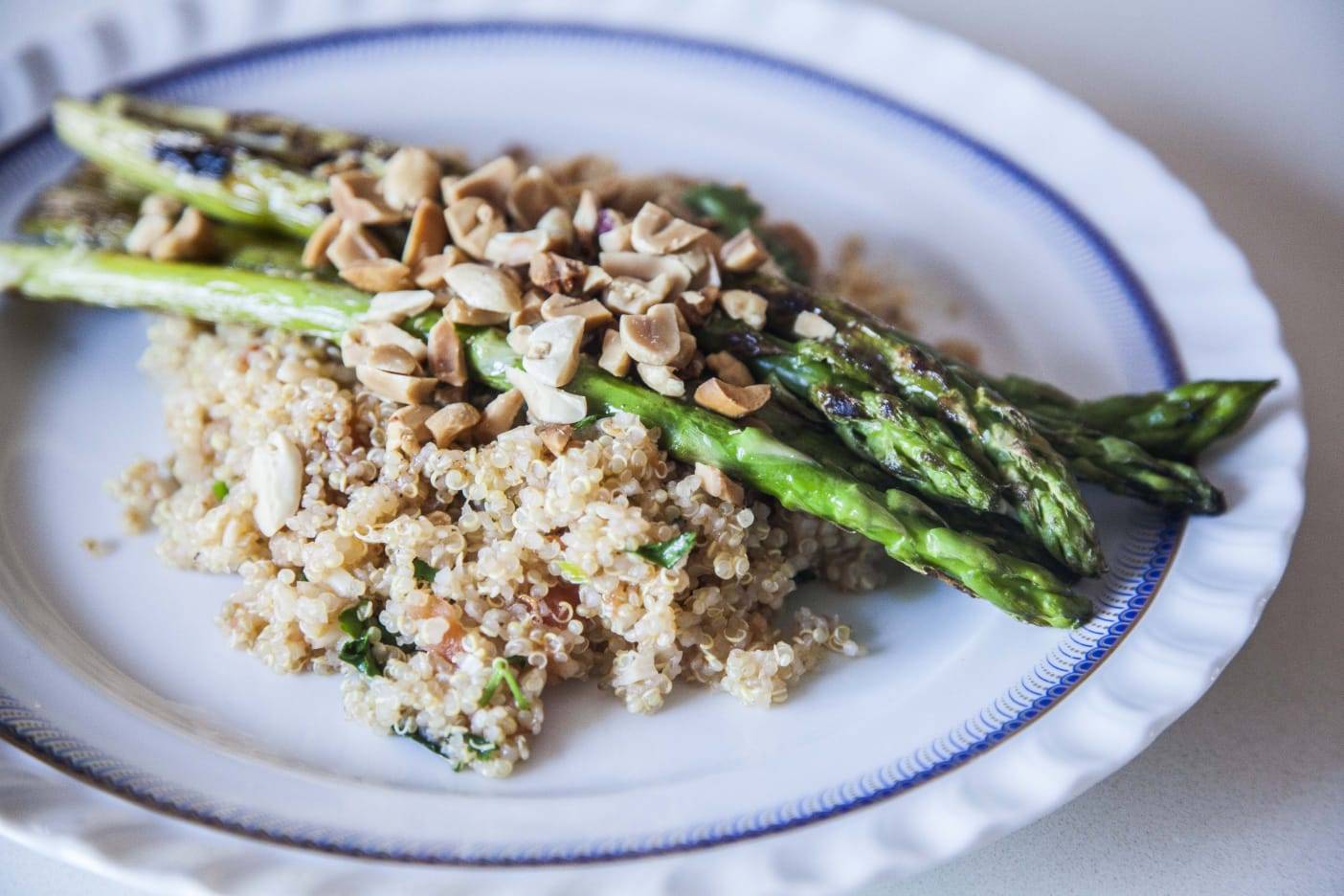 ESPÁRRAGOS CON SALSA DE SOJA Y QUINOA. CORRER CON FRÍO Y LLUVIA.