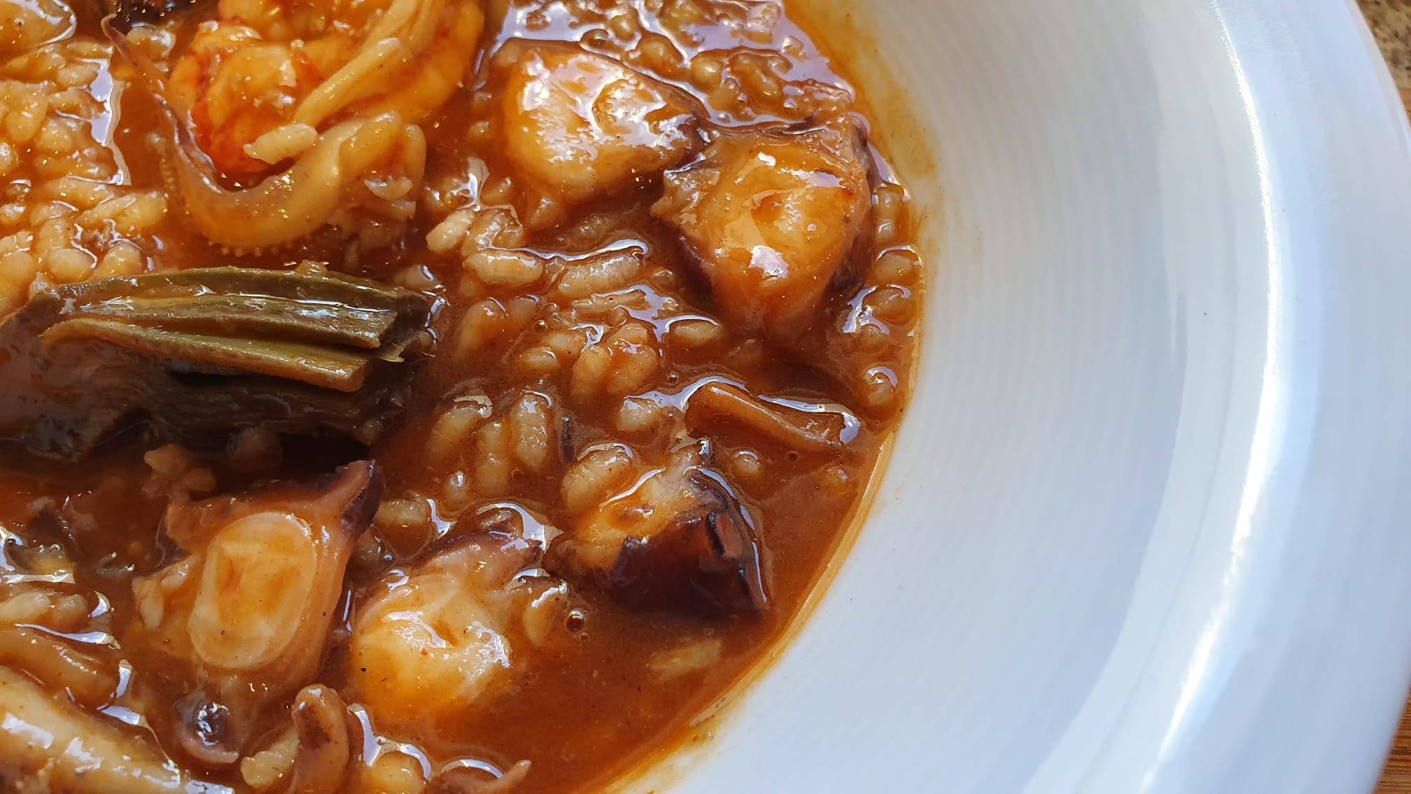 ARROZ CALDOSO CON PULPO Y ALCACHOFAS.