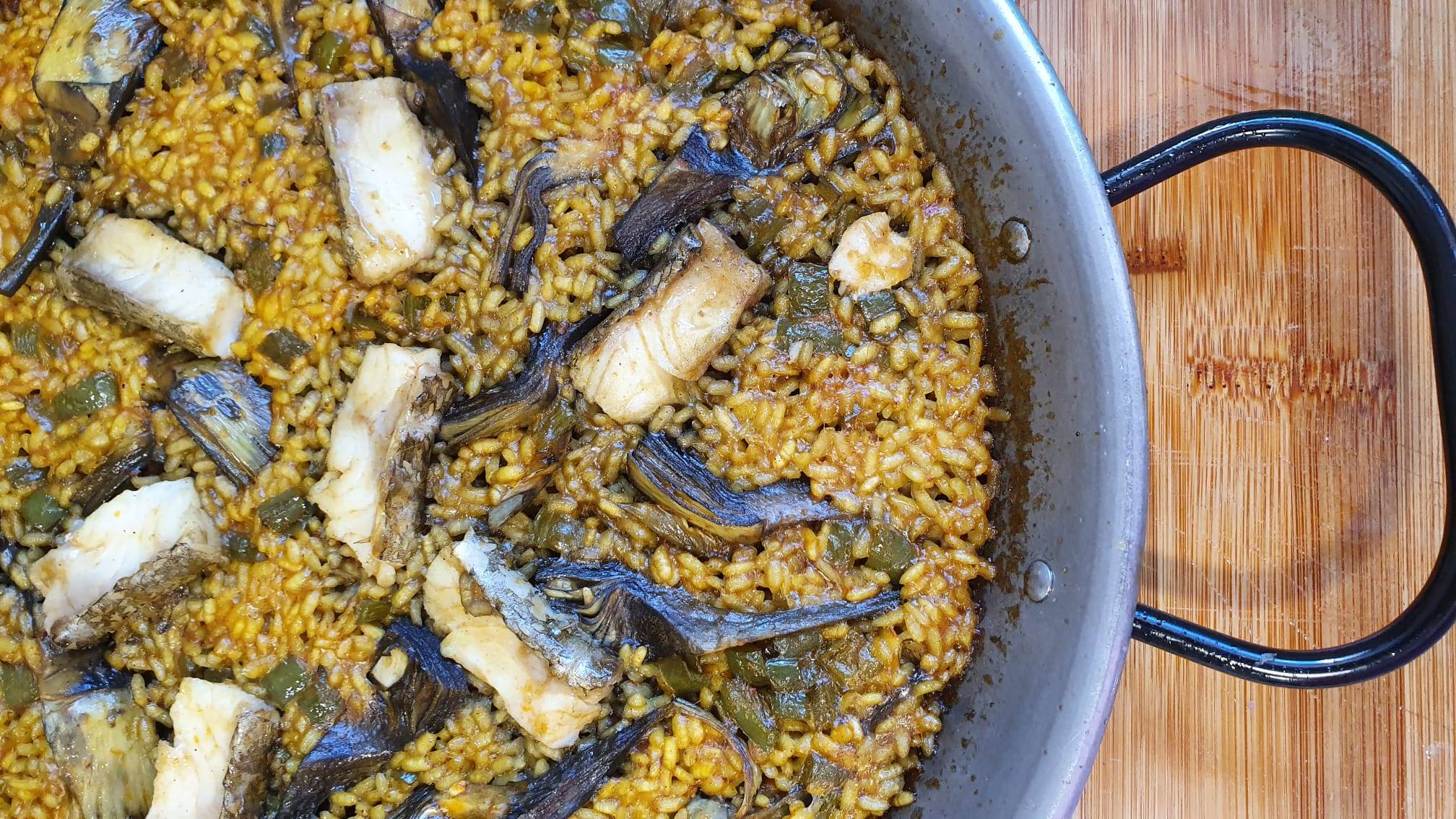 ARROZ CON BACALAO, ALCACHOFAS Y PIMIENTO VERDE.