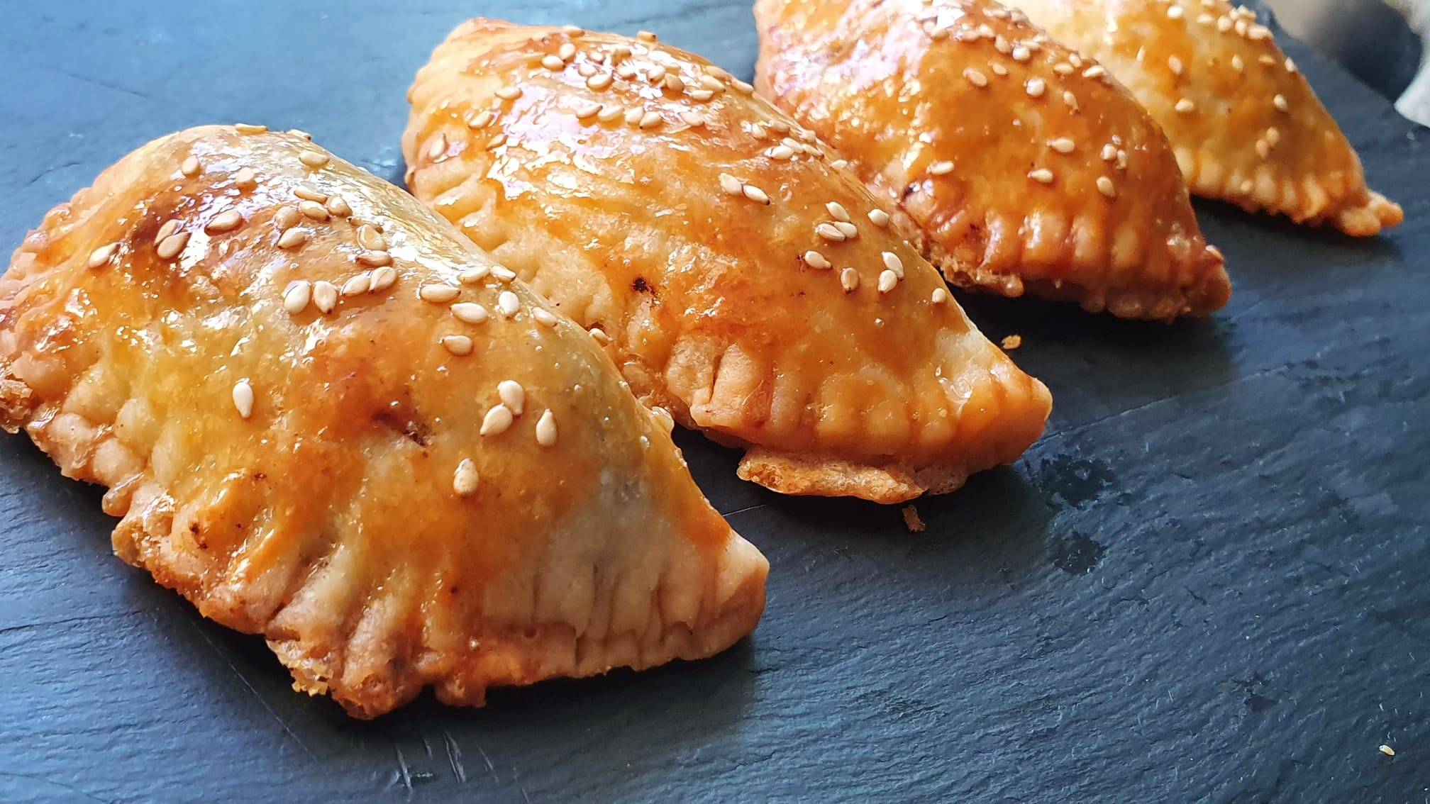 EMPANADILLAS DE MORCILLA, MANZANA Y PIÑONES. EN OTRA DIMENSIÓN.