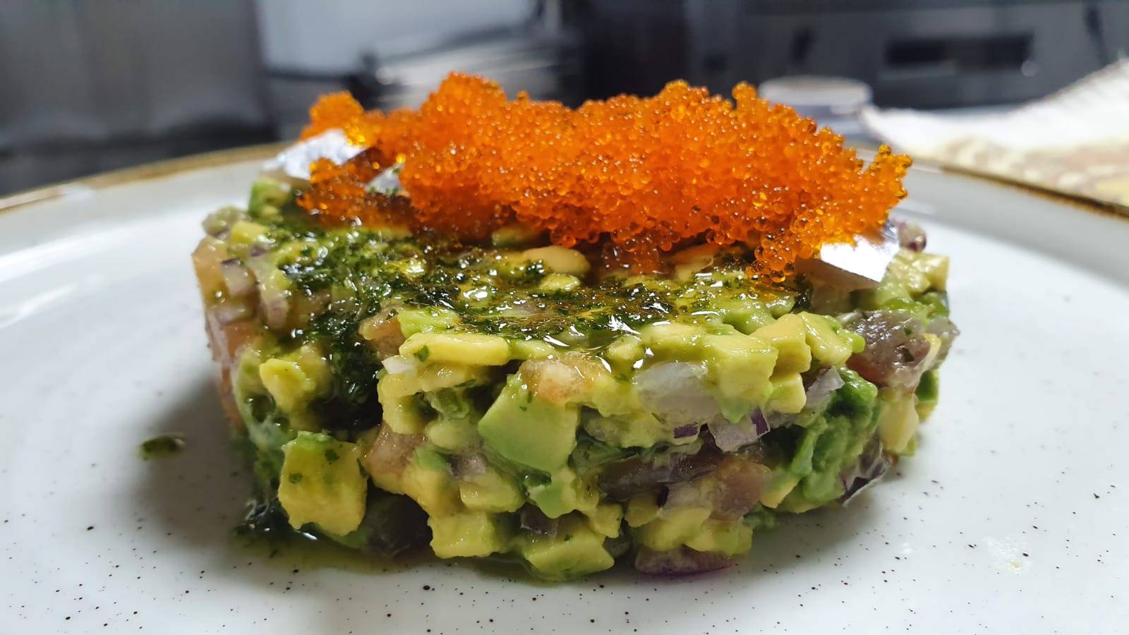 AGUACATE CON PICO DE GALLO Y SARDINA AHUMADA. REFRESCANTE.