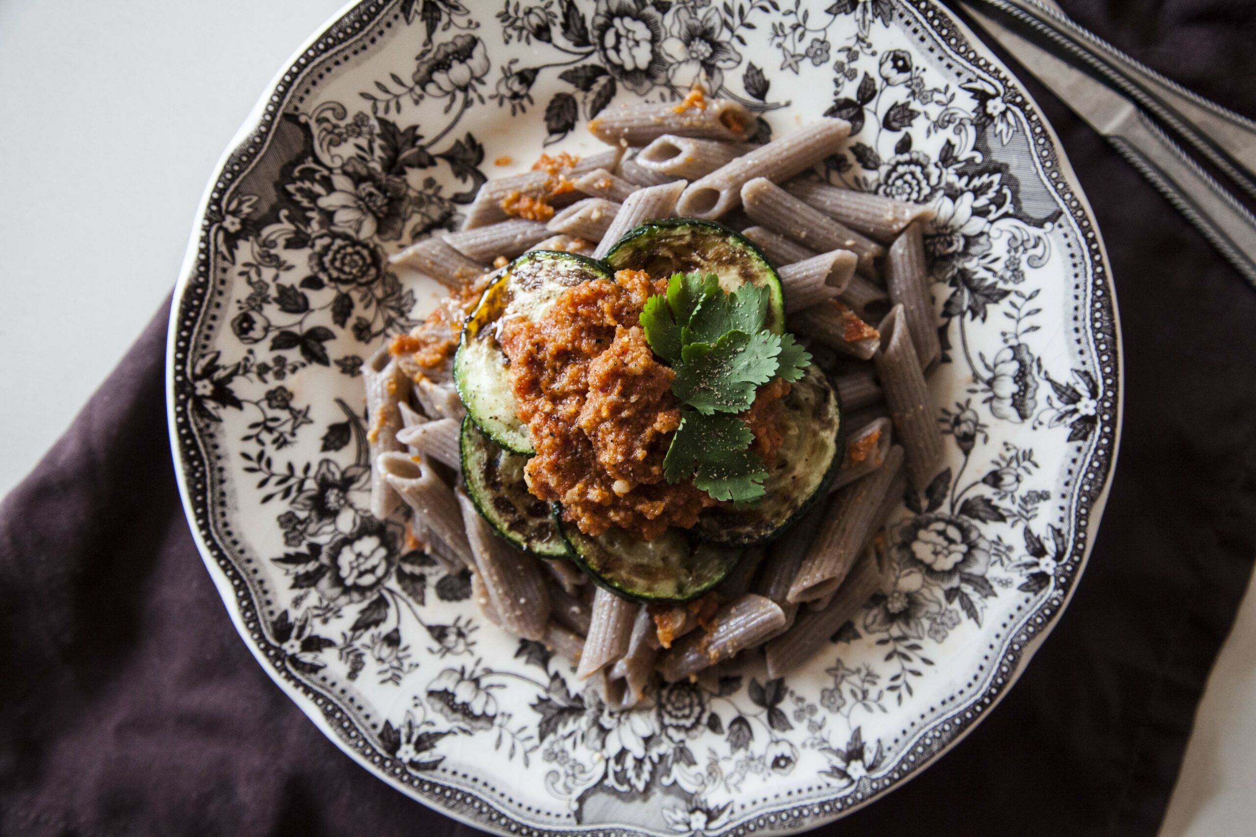 MACARRONES CON PESTO DE TOMATE SECO. OTRO KILÓMETRO MÁS.