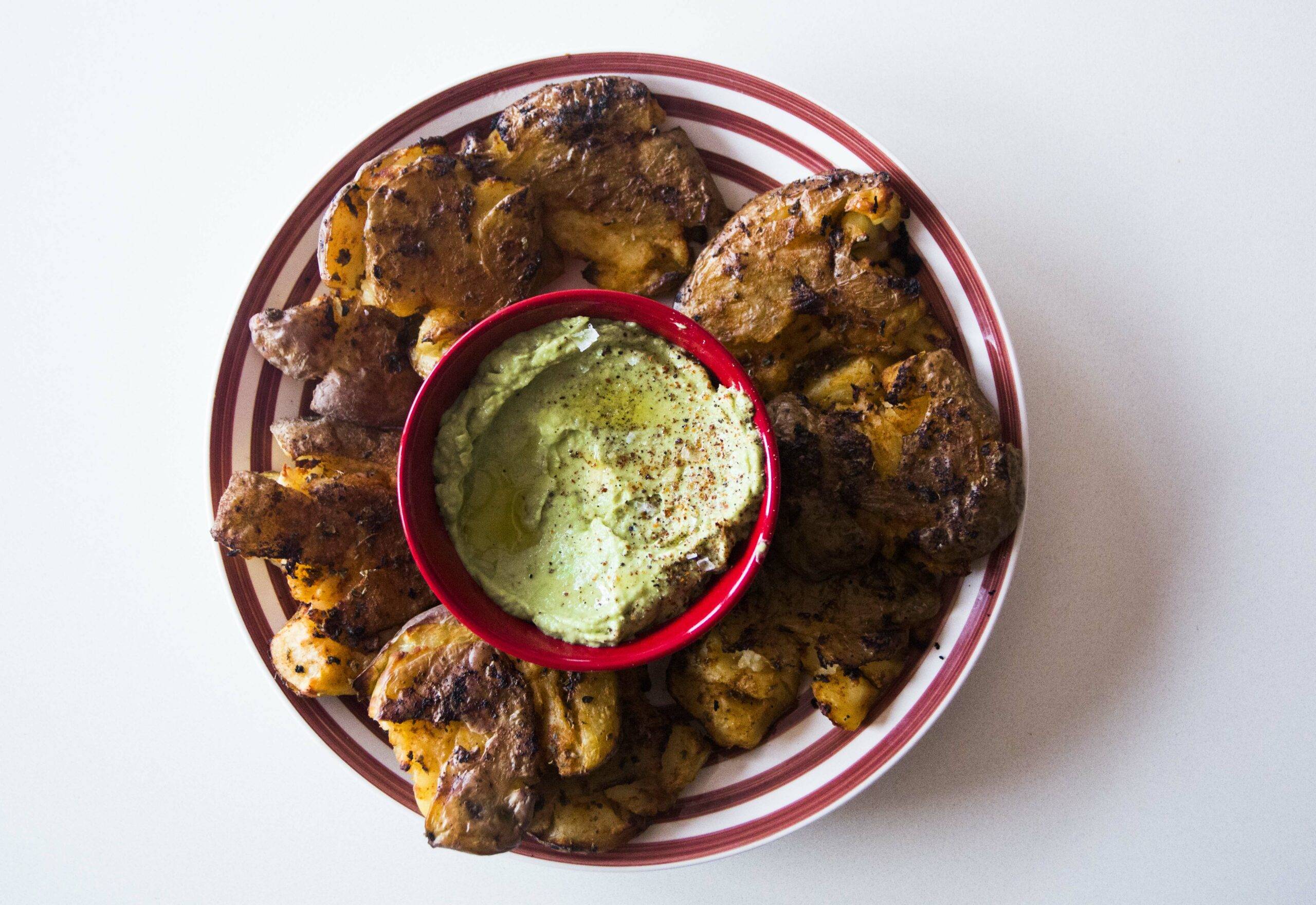 PATATAS PUÑETAZO CON DIP DE AGUACATE