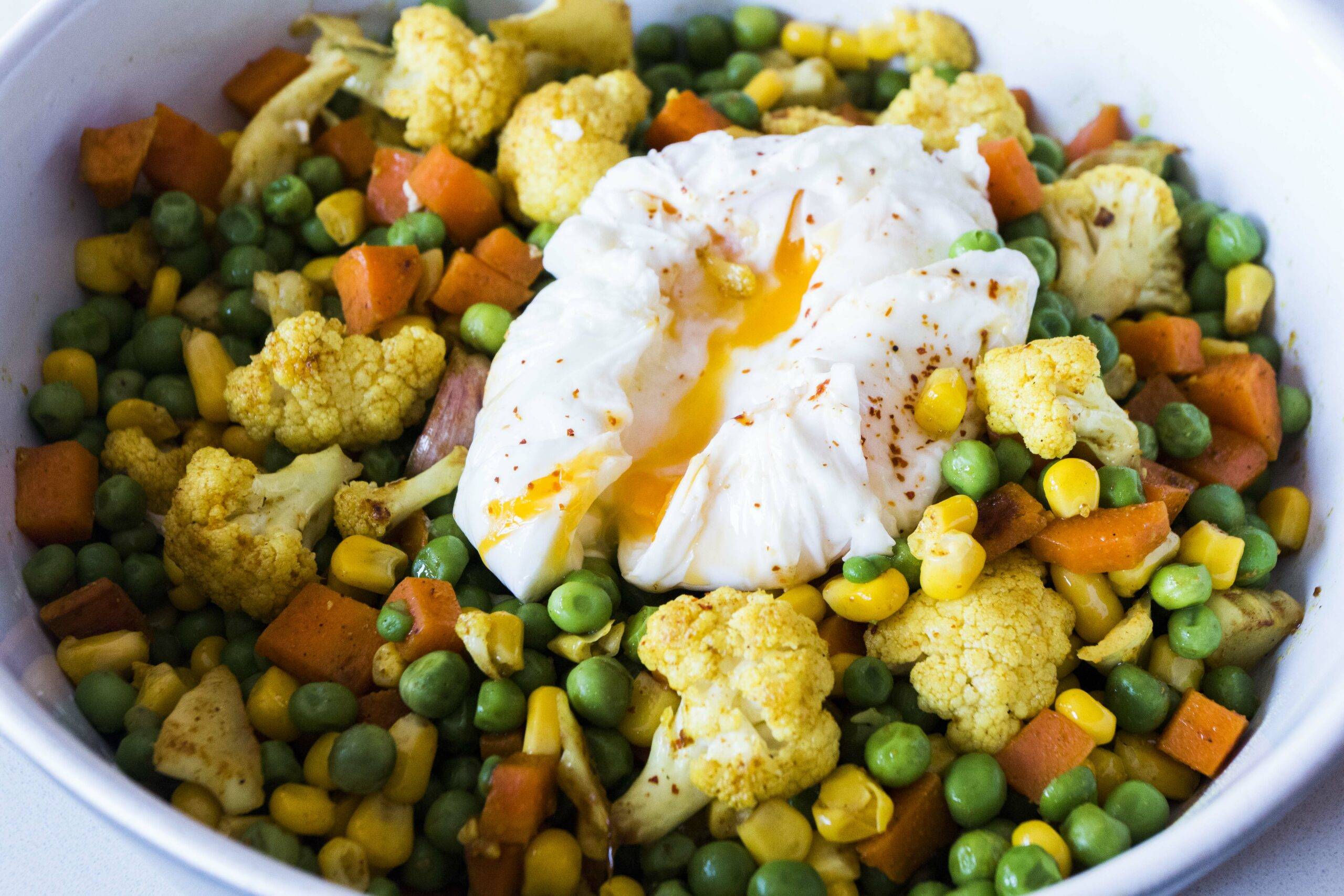 GUISANTES AL CURRY CON HUEVOS ESCALFADOS. PÍLDORAS DE MOTIVACIÓN.