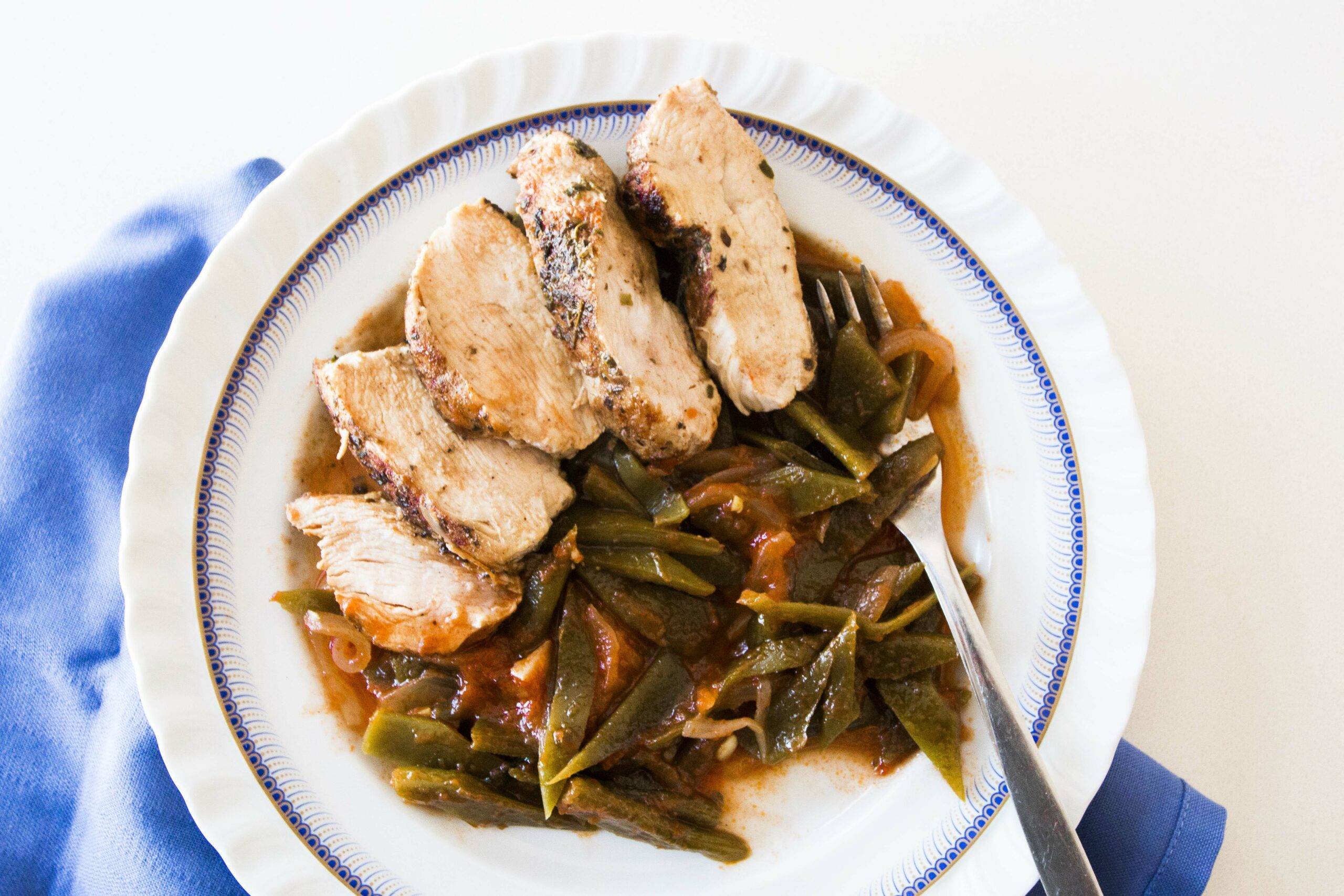POLLO CON JUDÍAS Y SALSA DE TOMATE. EL CORREDOR DEBE SERLO HASTA EN LA MESA.