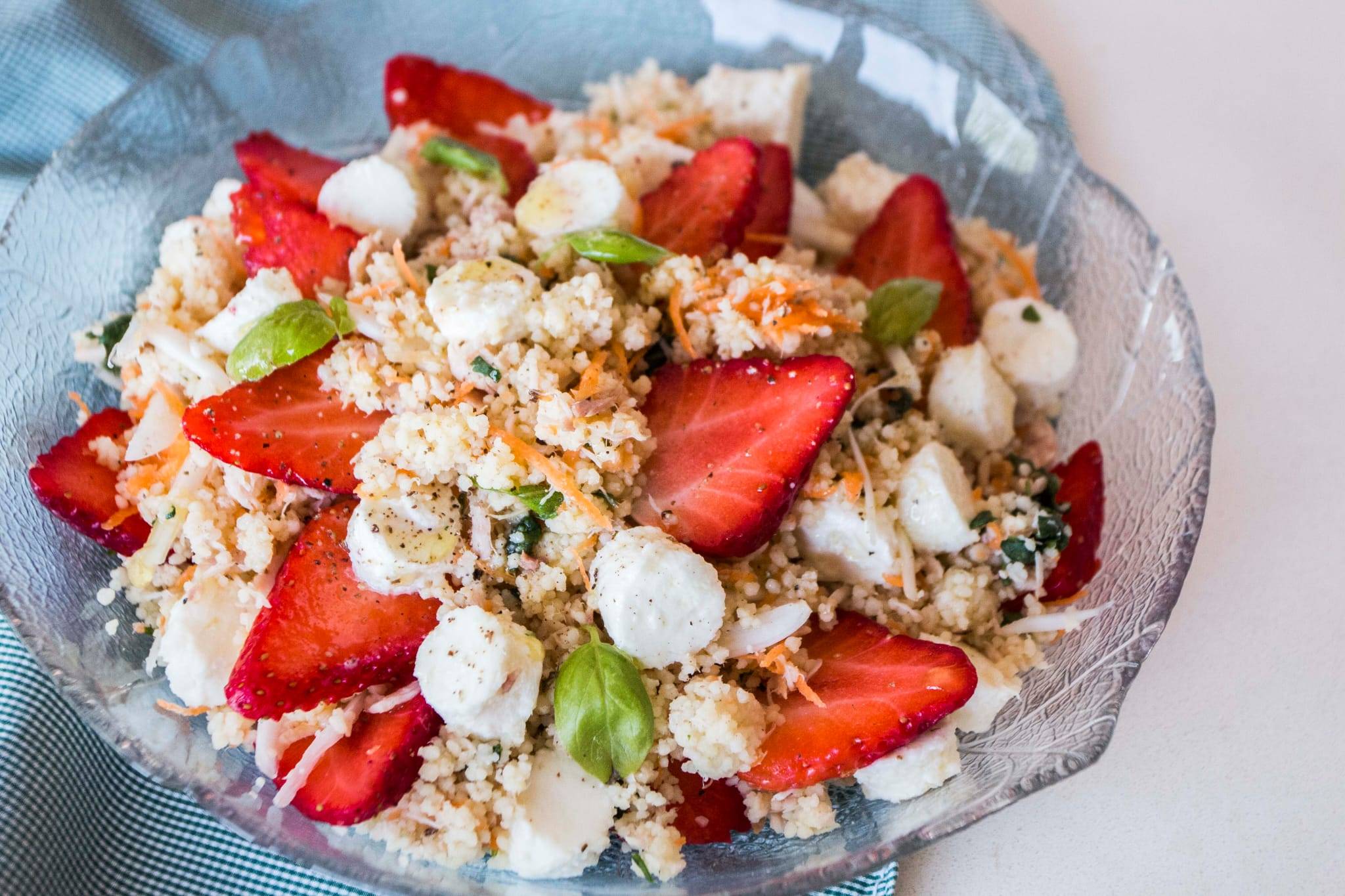 ENSALADA DE CUSCUS Y FRESAS. VOLVEMOS A LA MONTAÑA