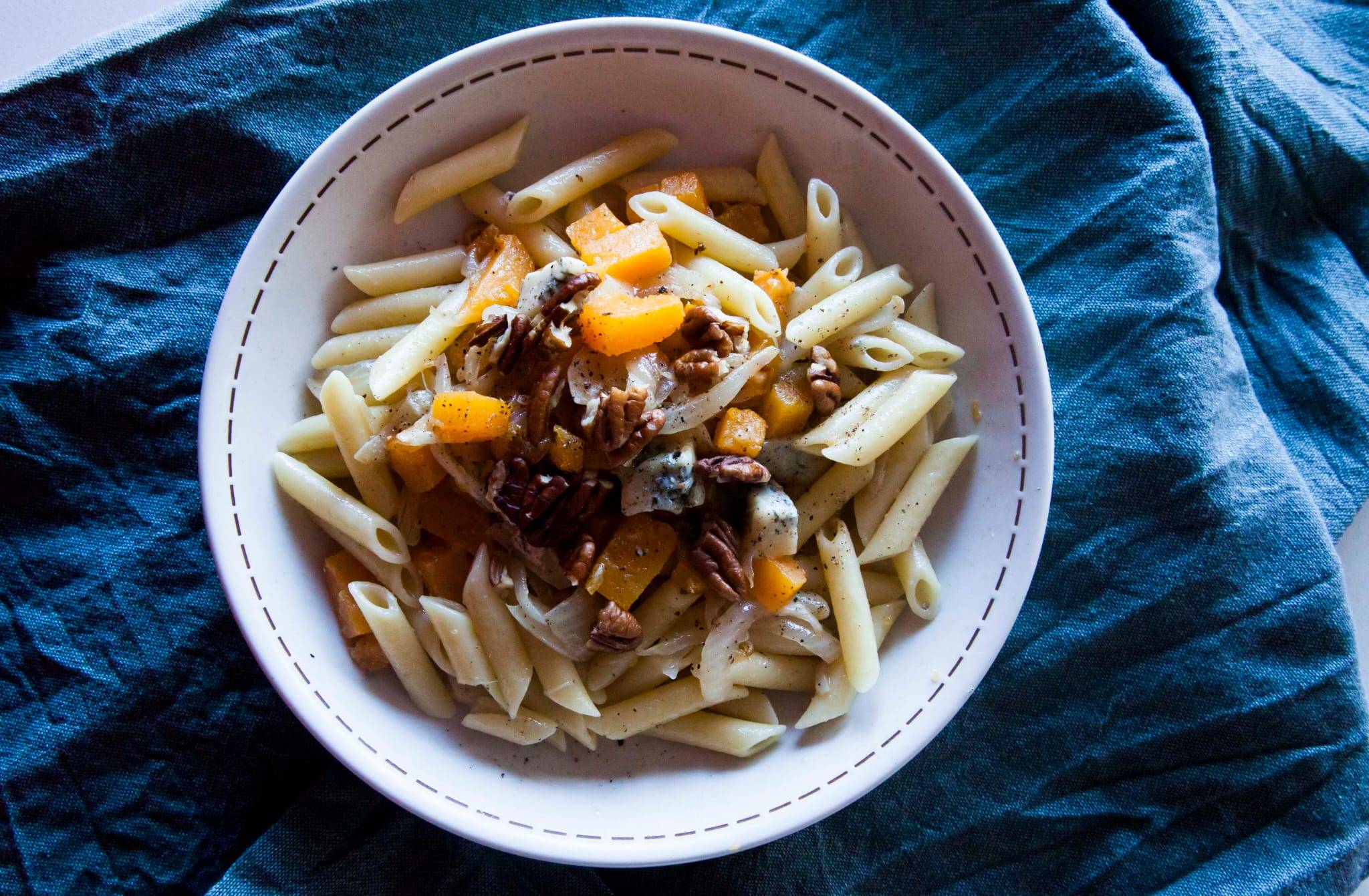 MACARRONES CON CALABAZA Y QUESO AZUL. LA SUERTE DE CORRER EN TIEMPOS DIFÍCILES.