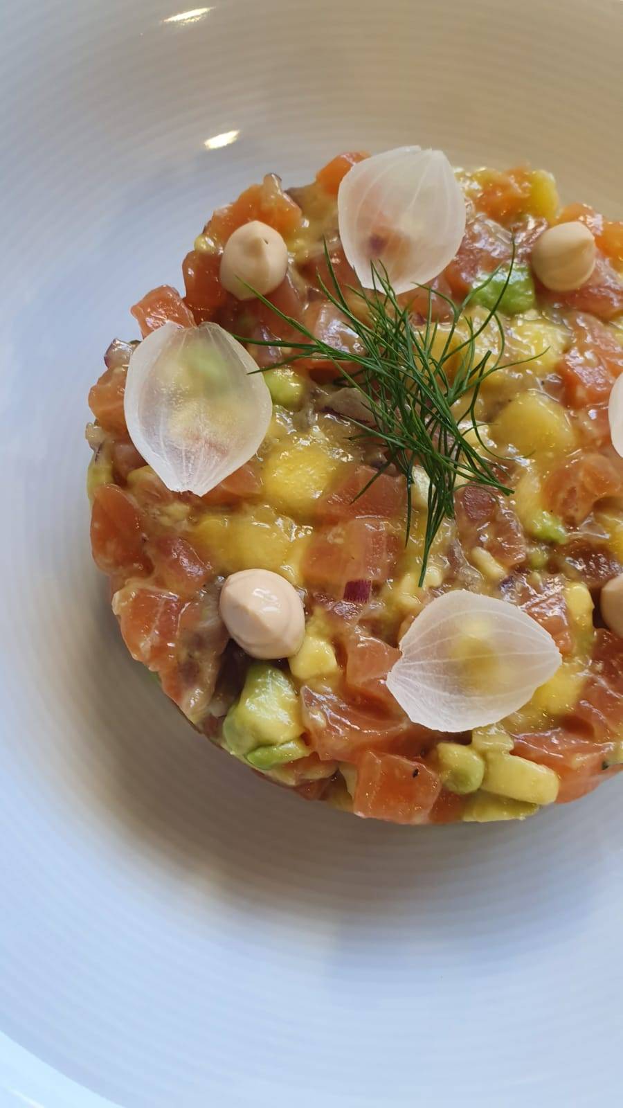 TARTAR DE SALMÓN CON MANGO Y AGUACATE. DIFÍCIL DE EXPLICAR. LO TENDRÁS QUE PROBAR.
