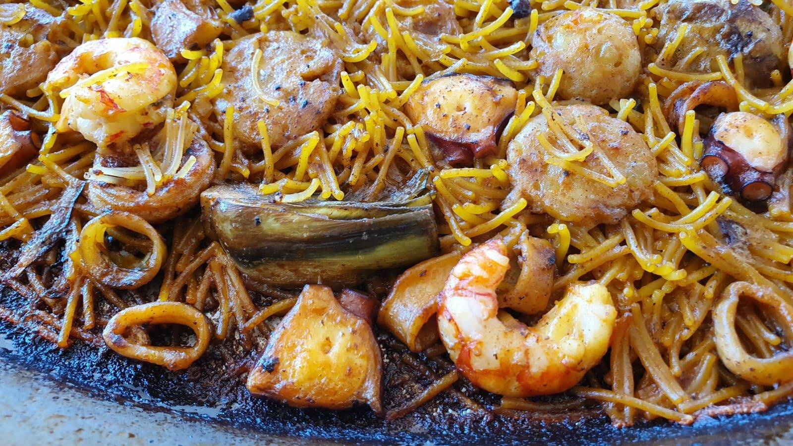 FIDEUÁ CON PULPO, ALCACHOFAS Y BLANQUET. MAR, HUERTA Y MONTAÑA.