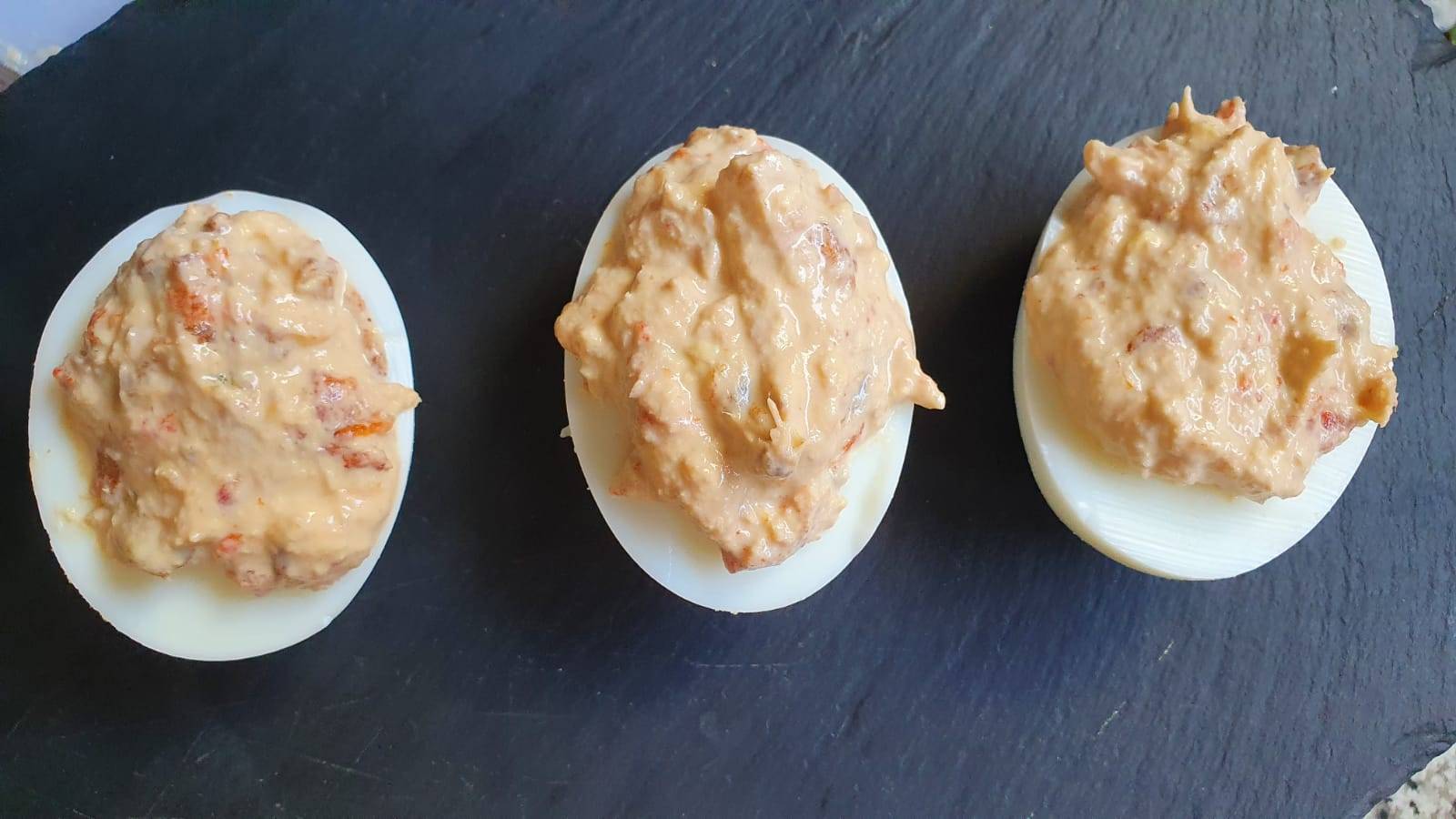 HUEVOS RELLENOS CON PIMIENTO ASADO Y ATÚN. BRUTAL.
