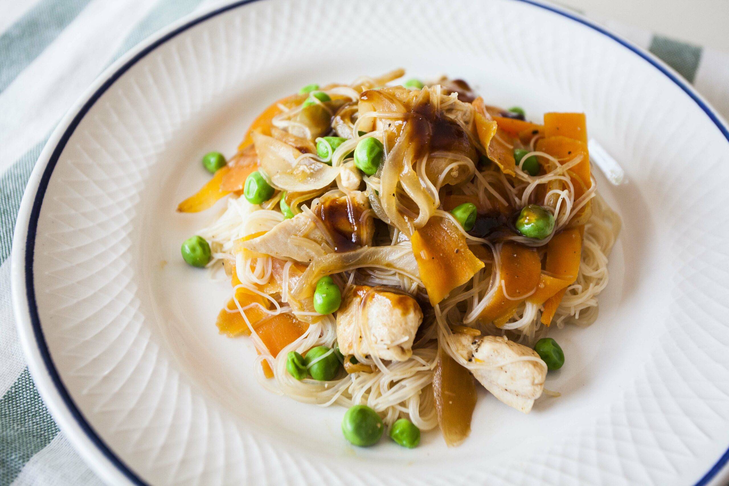 NOODLES DE ARROZ CON POLLO Y SALSA HOISIN.