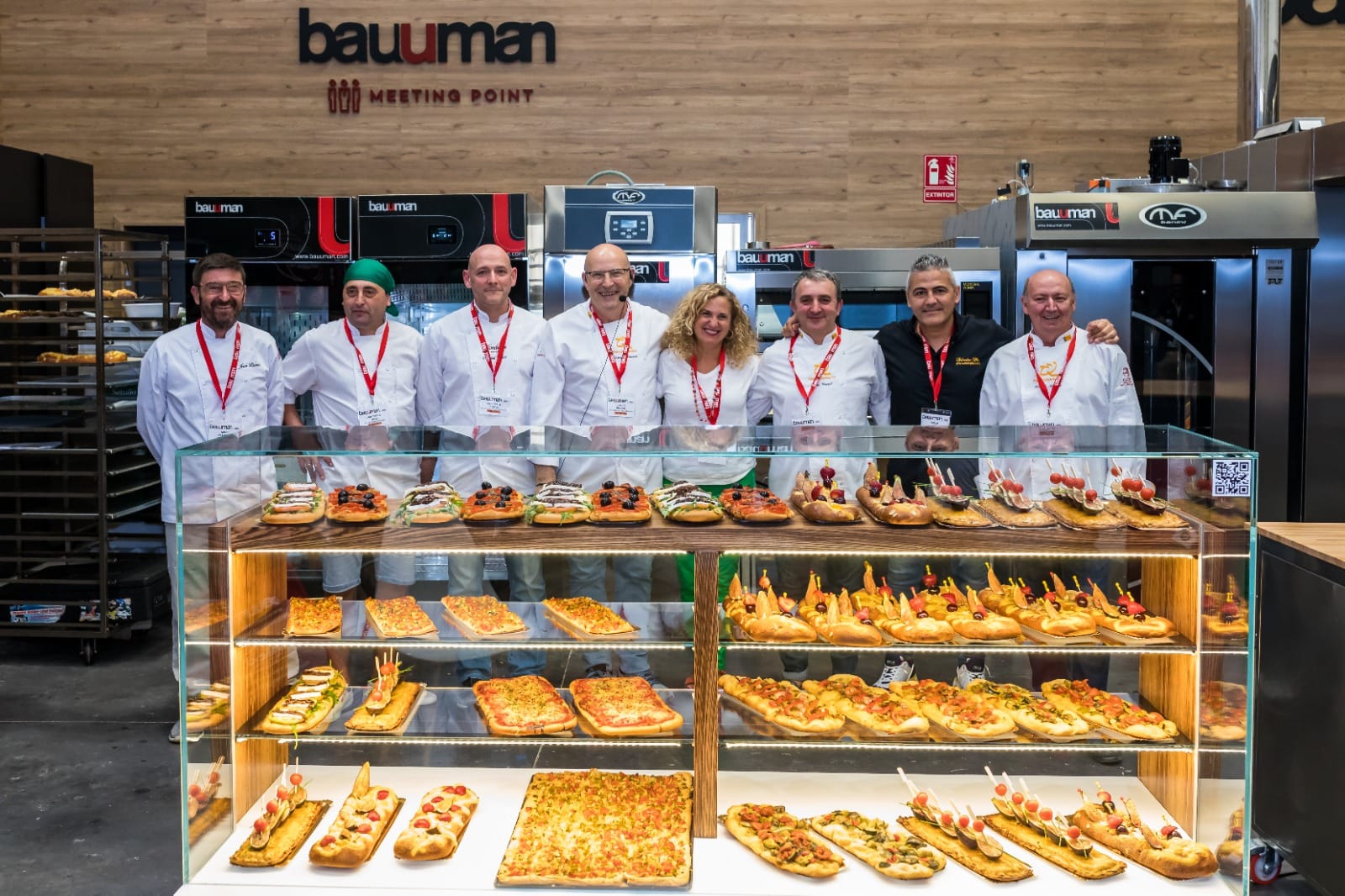 Los panaderos y pasteleros de Valencia vuelven a reunirse para elaborar las tradicionales Cocas de San Juan y comenzar la Campaña de este producto típico valenciano