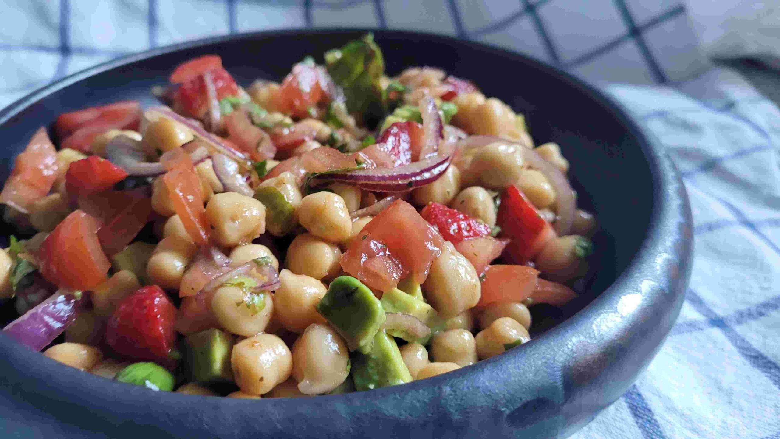 ENSALADA DE GARBANZOS CON AGUACATE, TOMATE Y FRESAS.