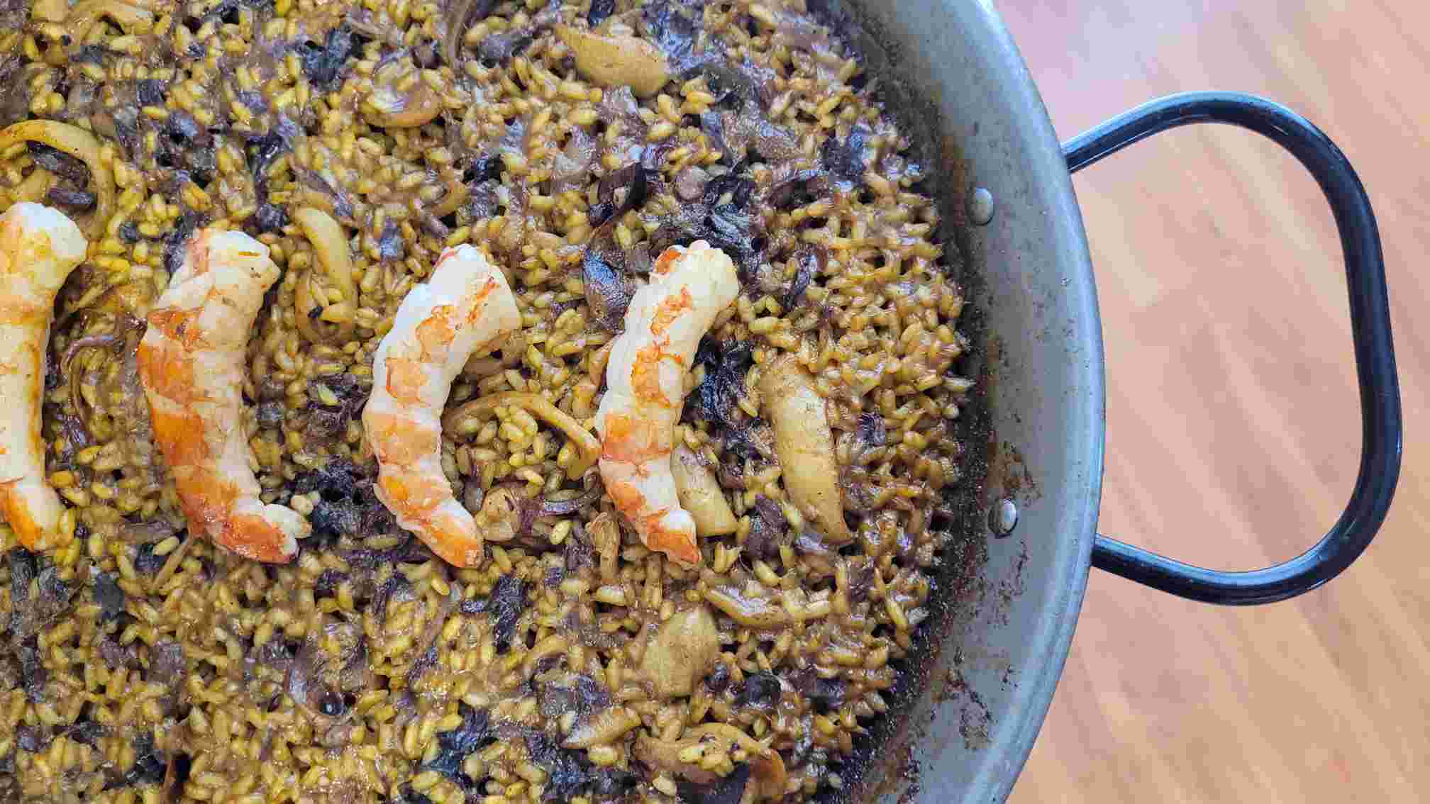 ARROZ CON GAMBONES, CALAMARES Y MORCILLA DE CEBOLLA