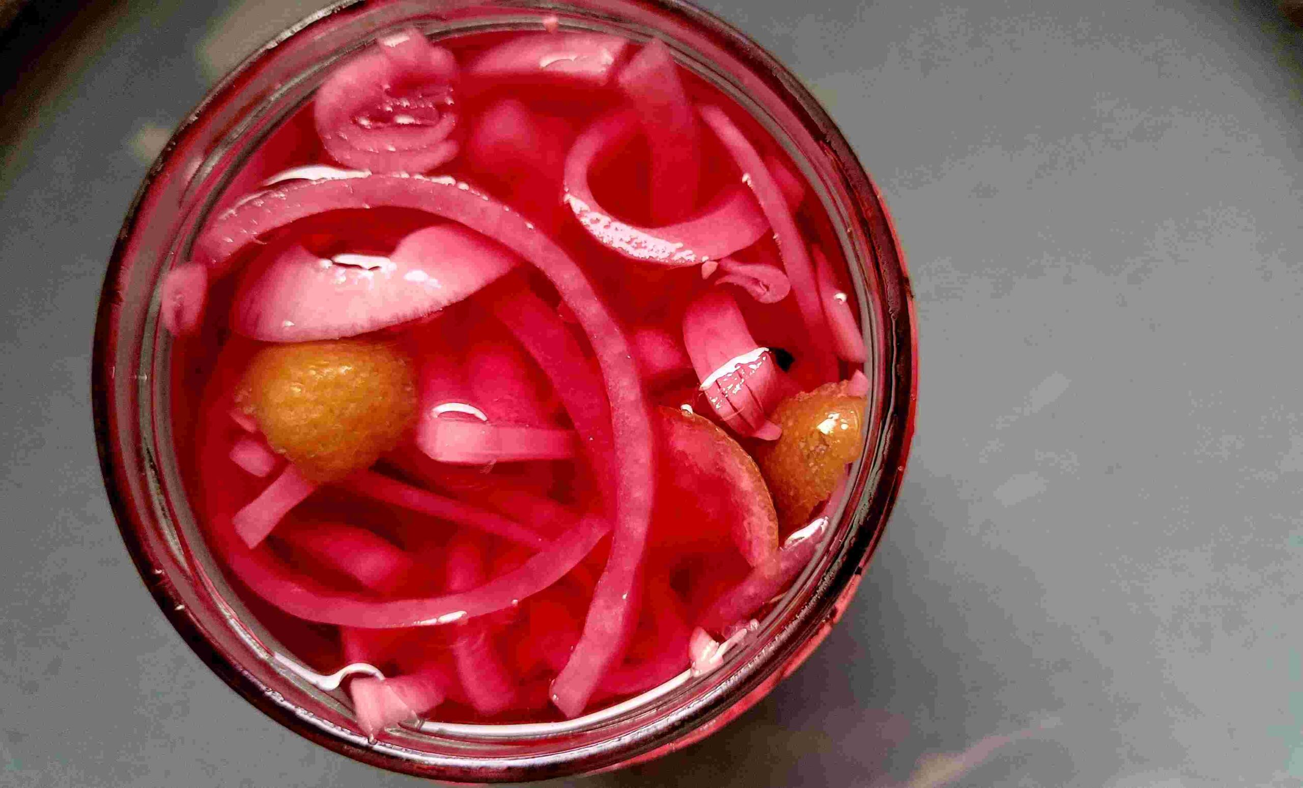 CEBOLLA ENCURTIDA CON LIMA Y PIMIENTA.