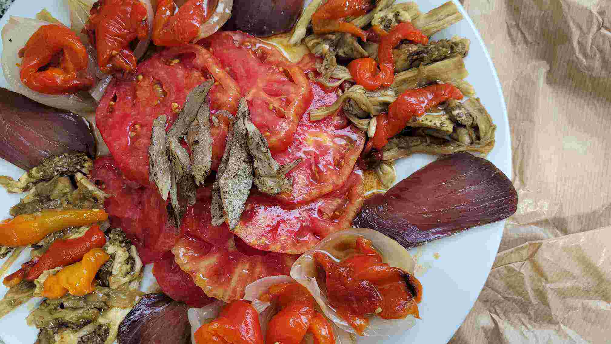ENSALADA DE VERDURAS ASADAS Y SALAZONES. INTENSIDAD DE SABORES.