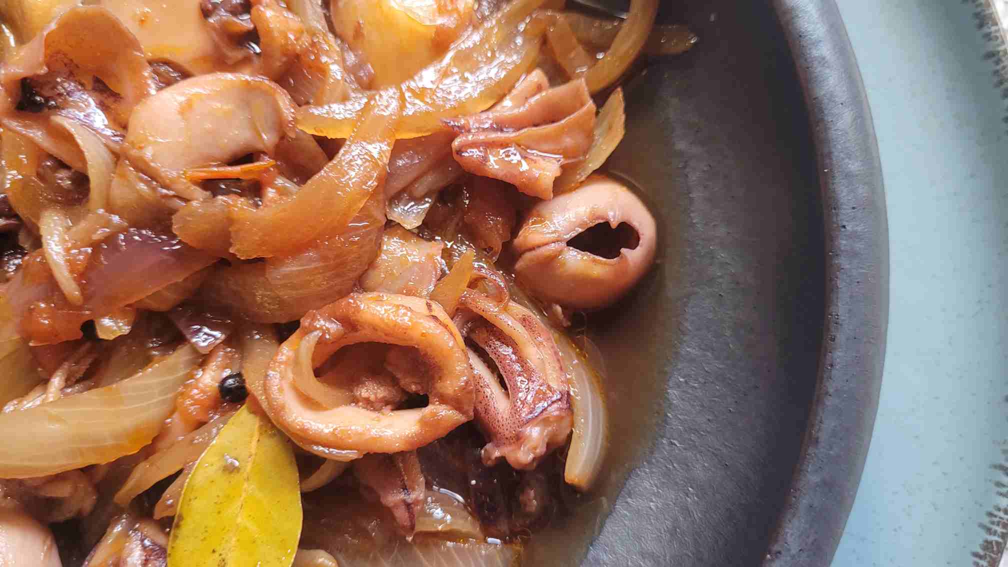 CALAMAR ENCEBOLLADO.