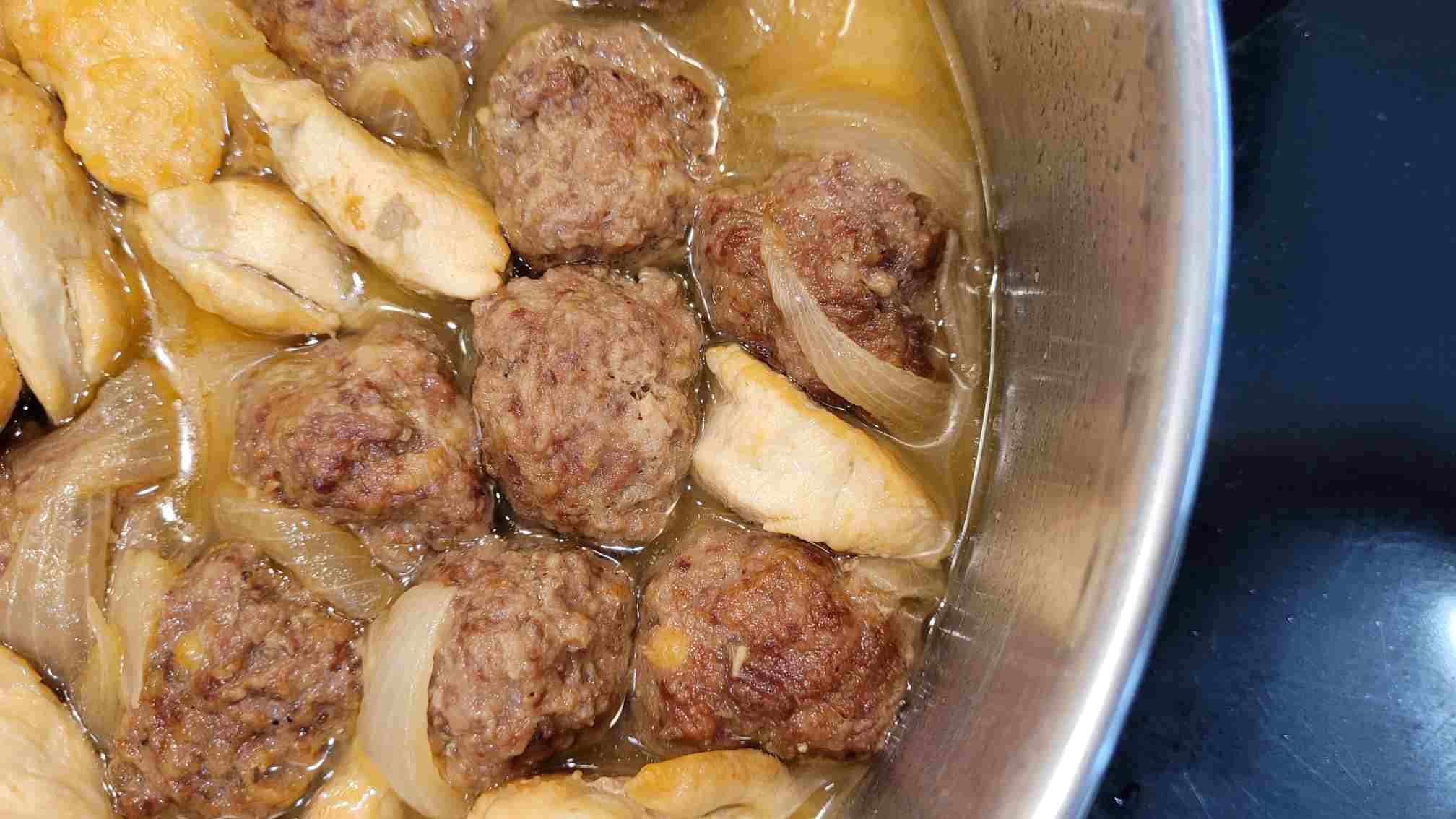 GUISO DE SOLOMILLO DE POLLO CON ALBÓNDIGAS.