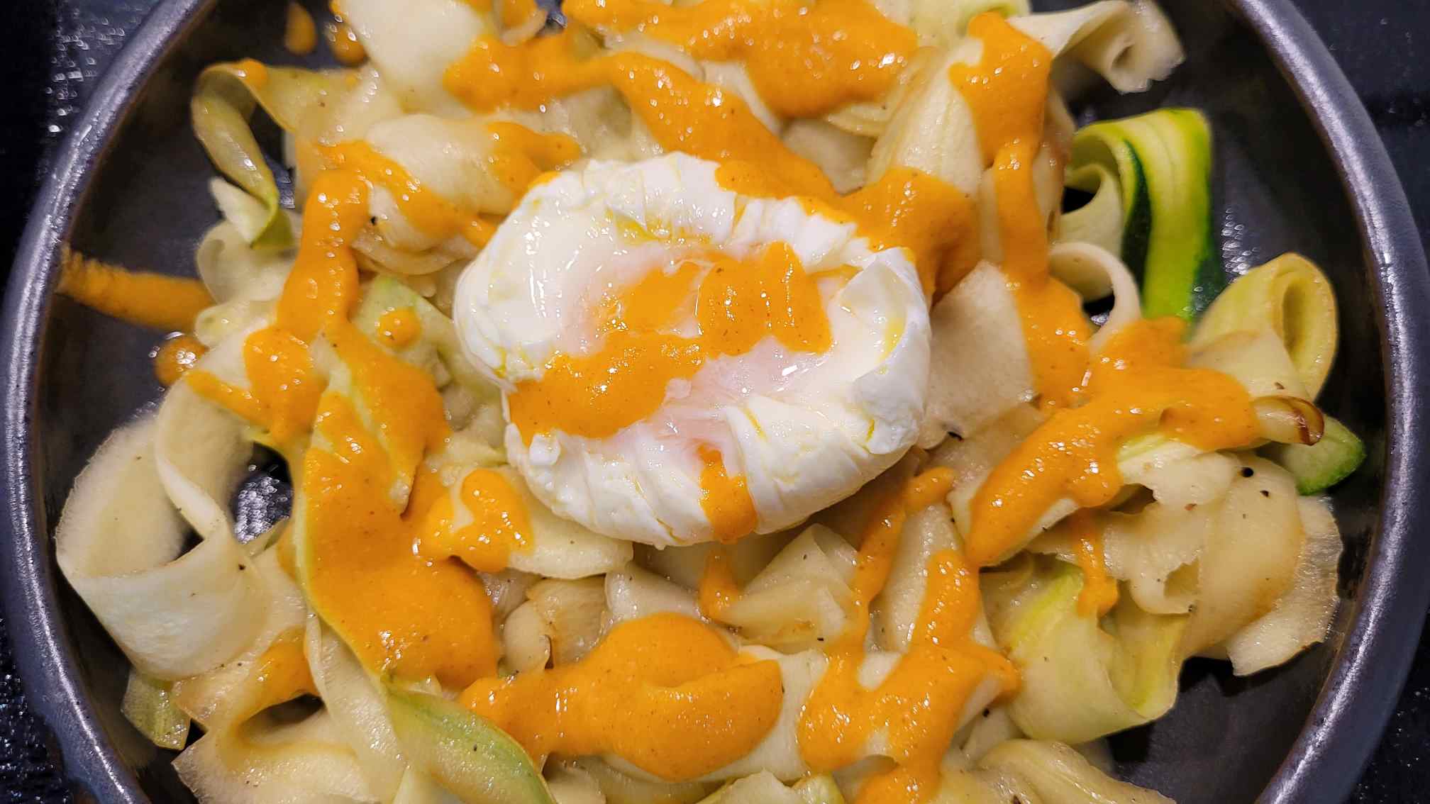 TALLARINES DE CALABACÍN CON ROMESCO Y HUEVO POCHÉ. DE LOCOS.