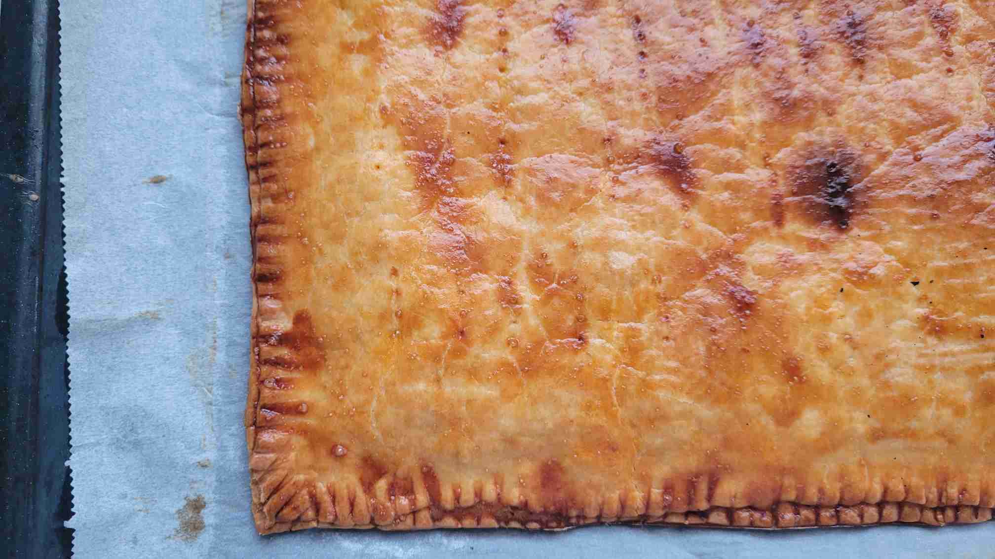 EMPANADA DE TOMATE Y ATÚN