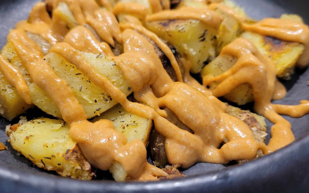 PATATAS BRAVAS CON HUMMUS DE ALUBIAS BLANCAS