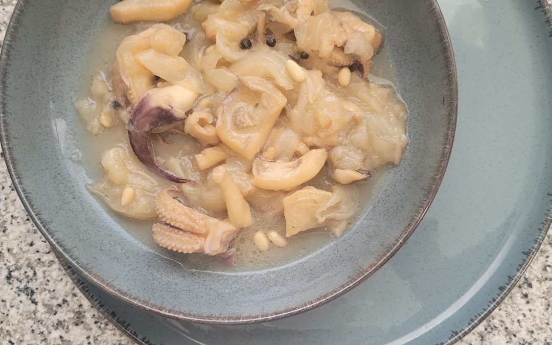 GUISO DE SEPIA CON PIÑONES