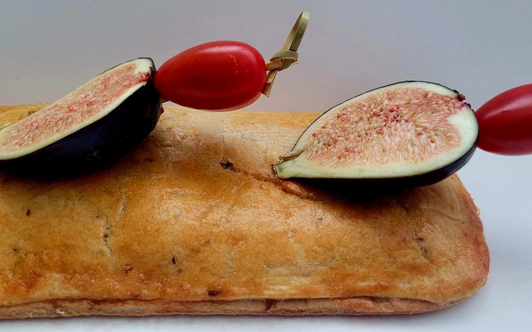 COCA SALADA DE SAN JUAN CON ATÚN, CEBOLLA Y PIÑONES
