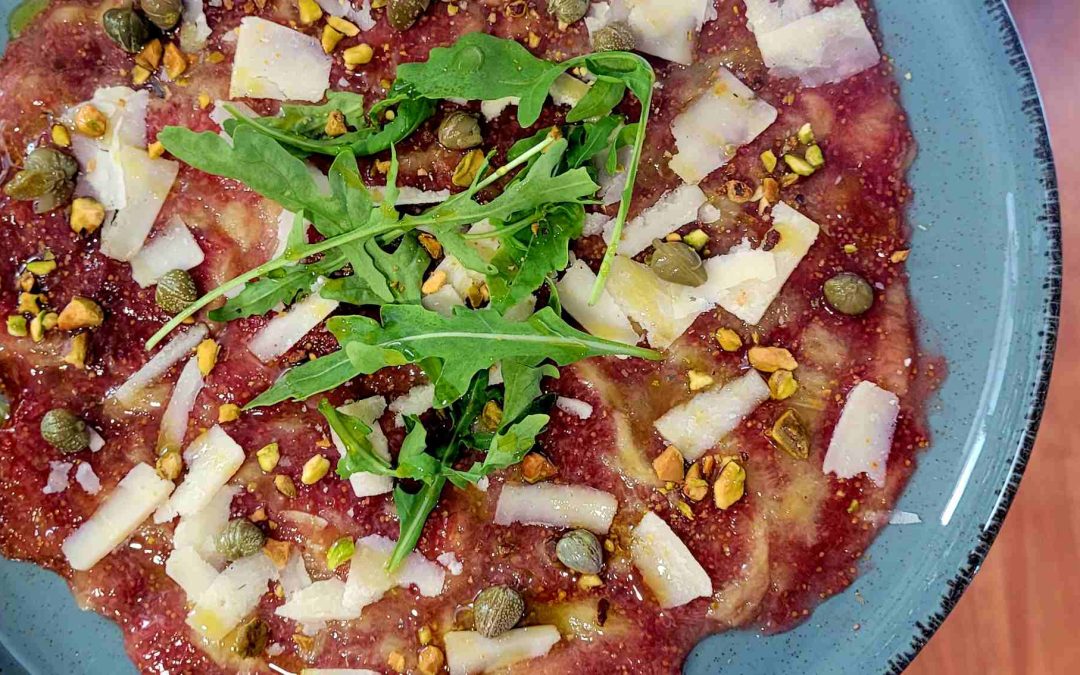 CARPACCIO DE HIGOS CON PARMESANO, ALCAPARRAS, RÚCULA Y PISTACHOS