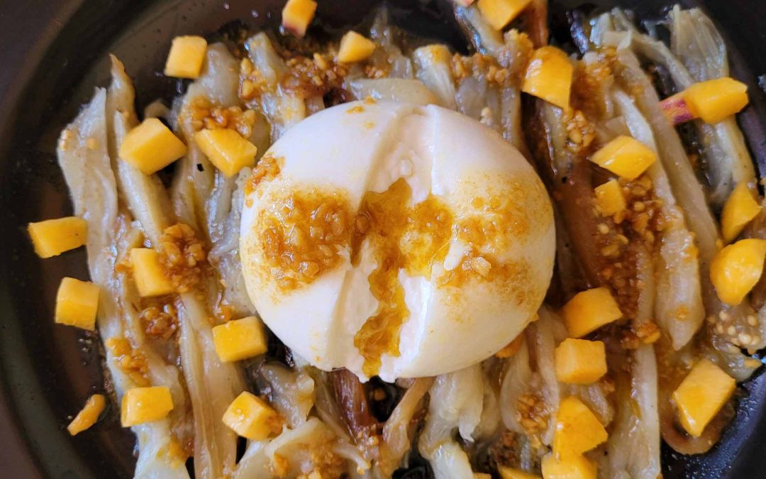 BERENJENA A LA LLAMA CON BURRATA, NECTARINA Y VINAGRETA DE CACAHUETES